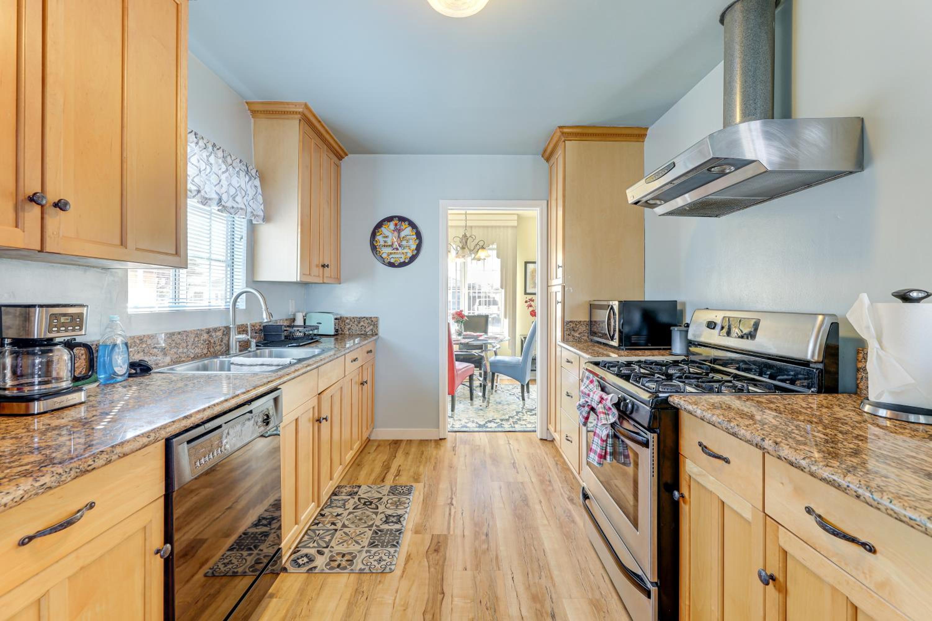 Stylish Home Near SoFi Stadium, LAX and Long Beach