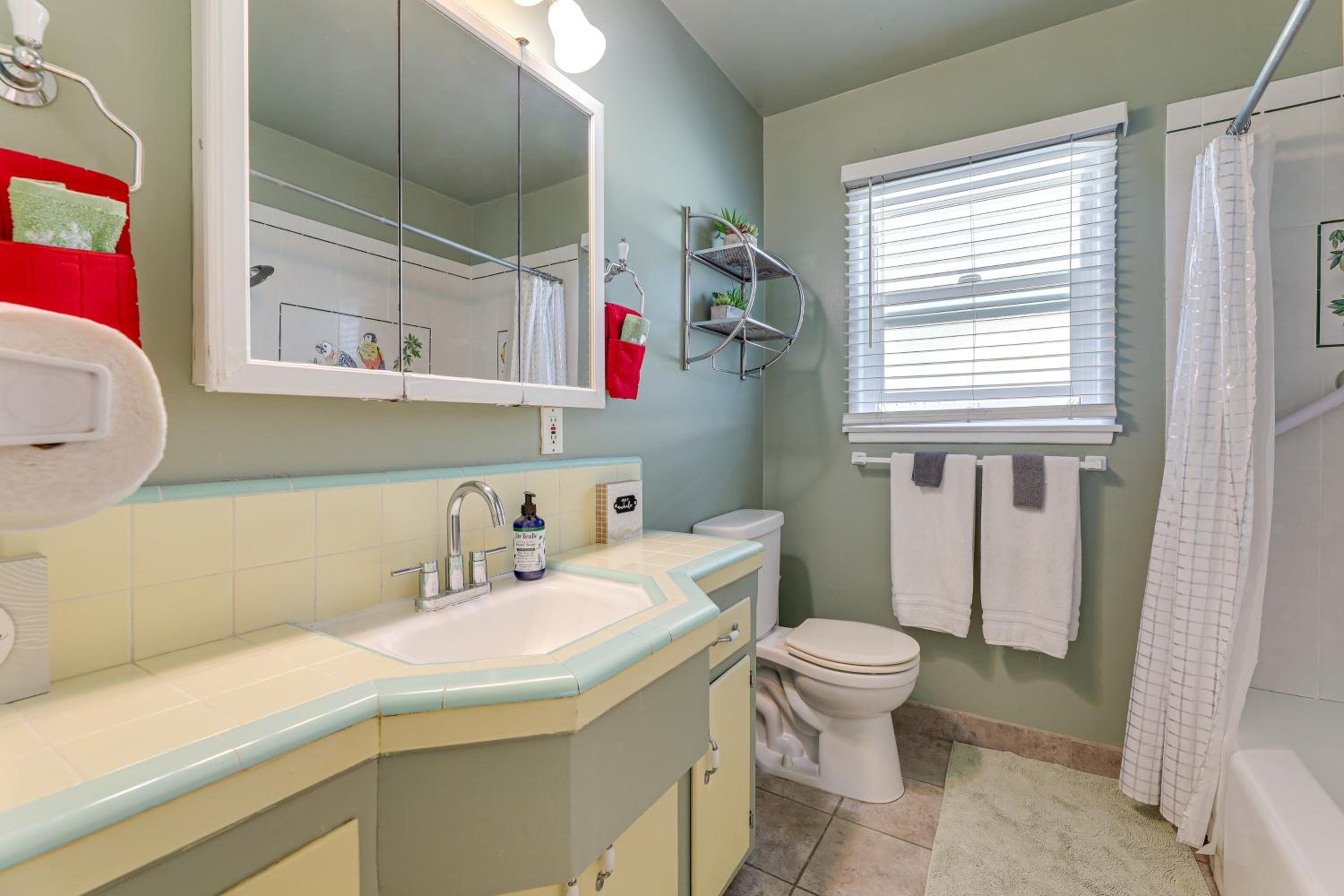 Stylish Home Near SoFi Stadium, LAX and Long Beach
