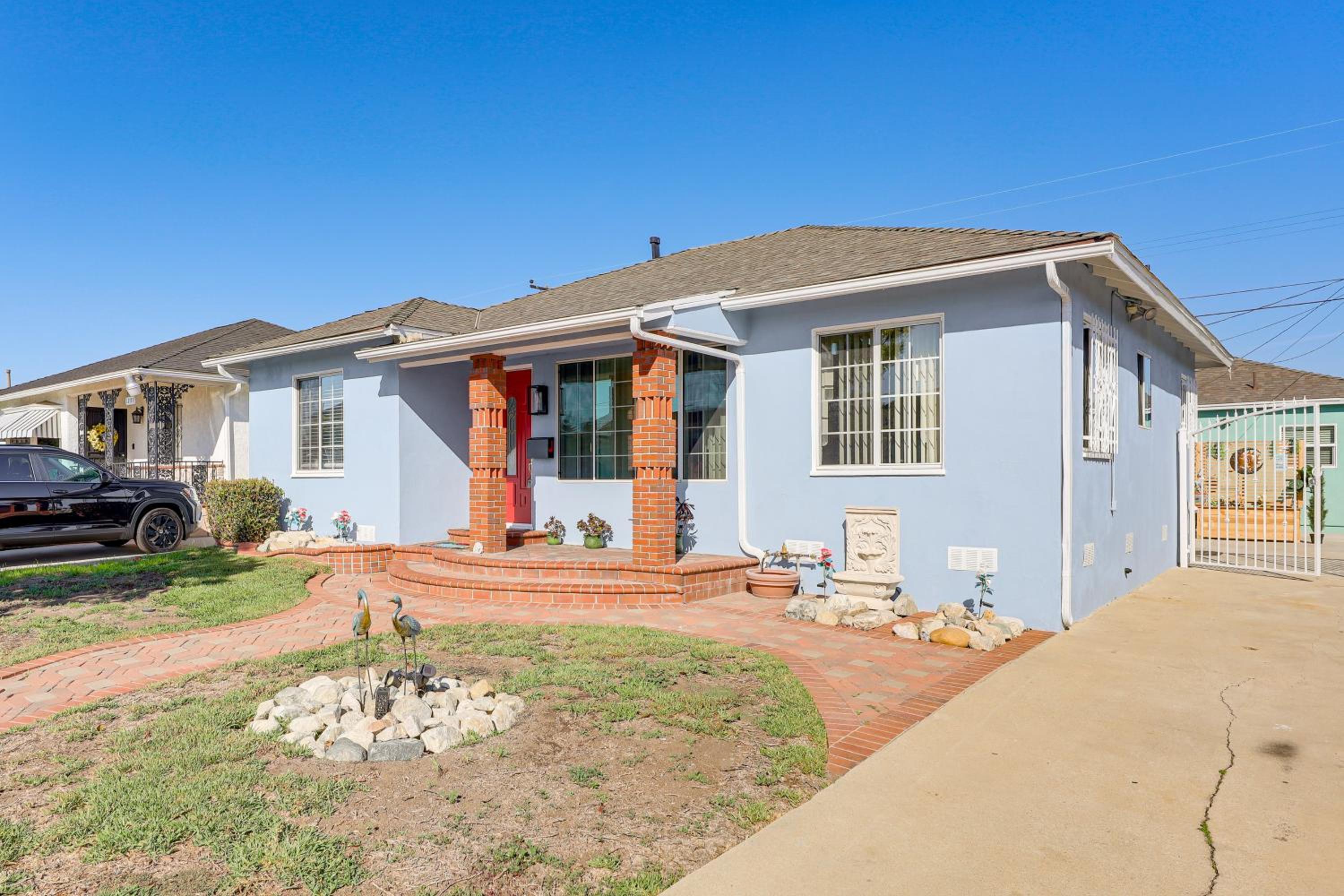 Stylish Home Near SoFi Stadium, LAX and Long Beach