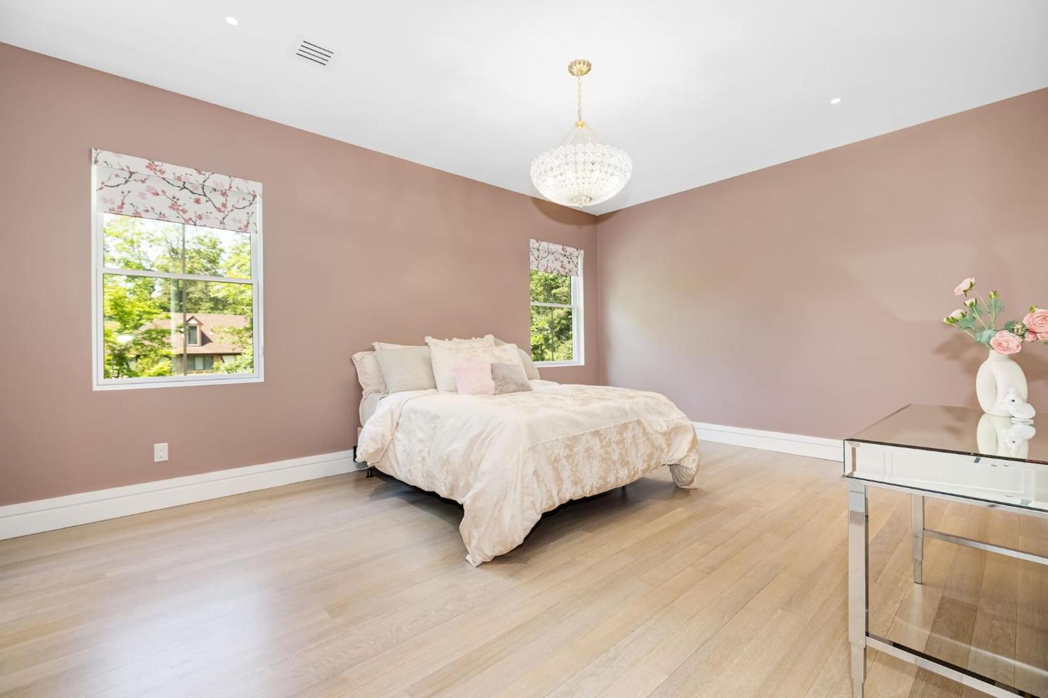 Spacious 6-bedroom house in fabulous Saddle River