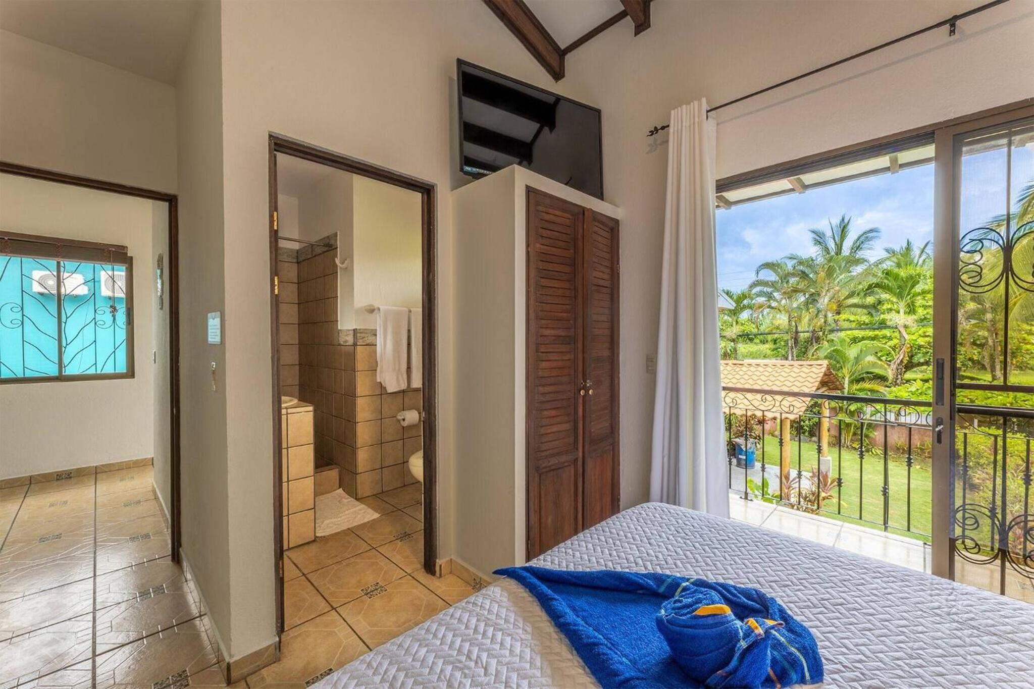 Sunset Villa, comfortable house steps from the beach