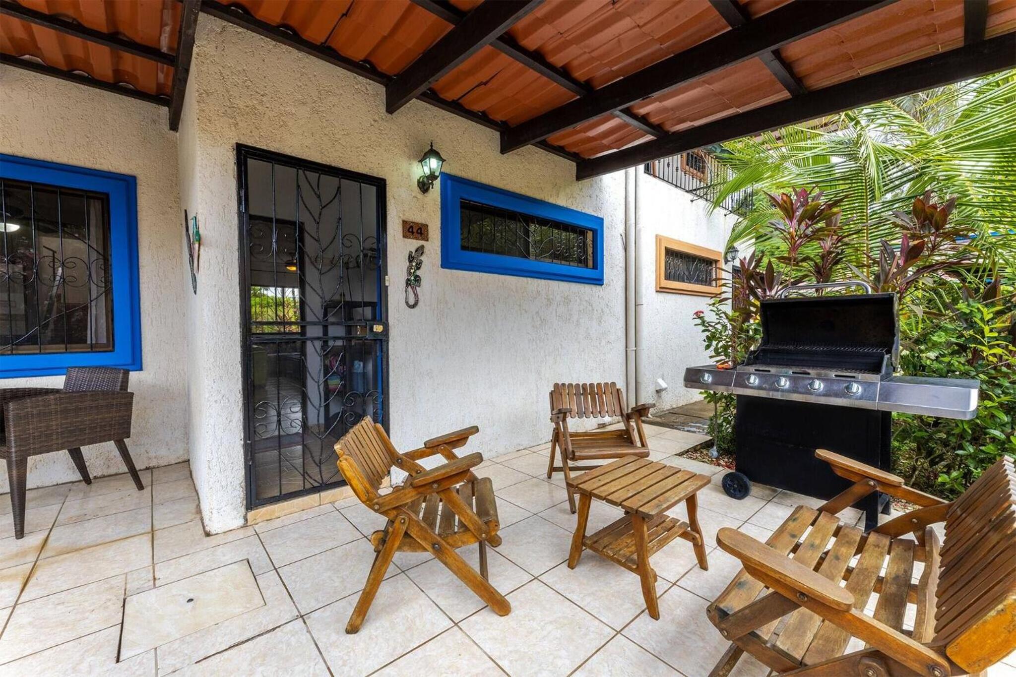 Sunset Villa, comfortable house steps from the beach