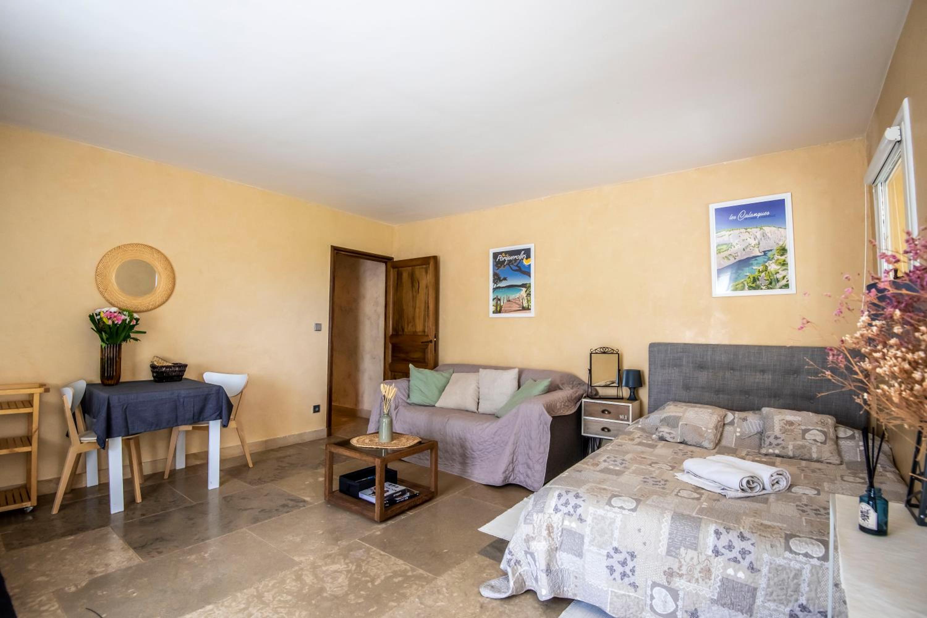 Independent Panoramic Studio with Pool - Le Tholonet