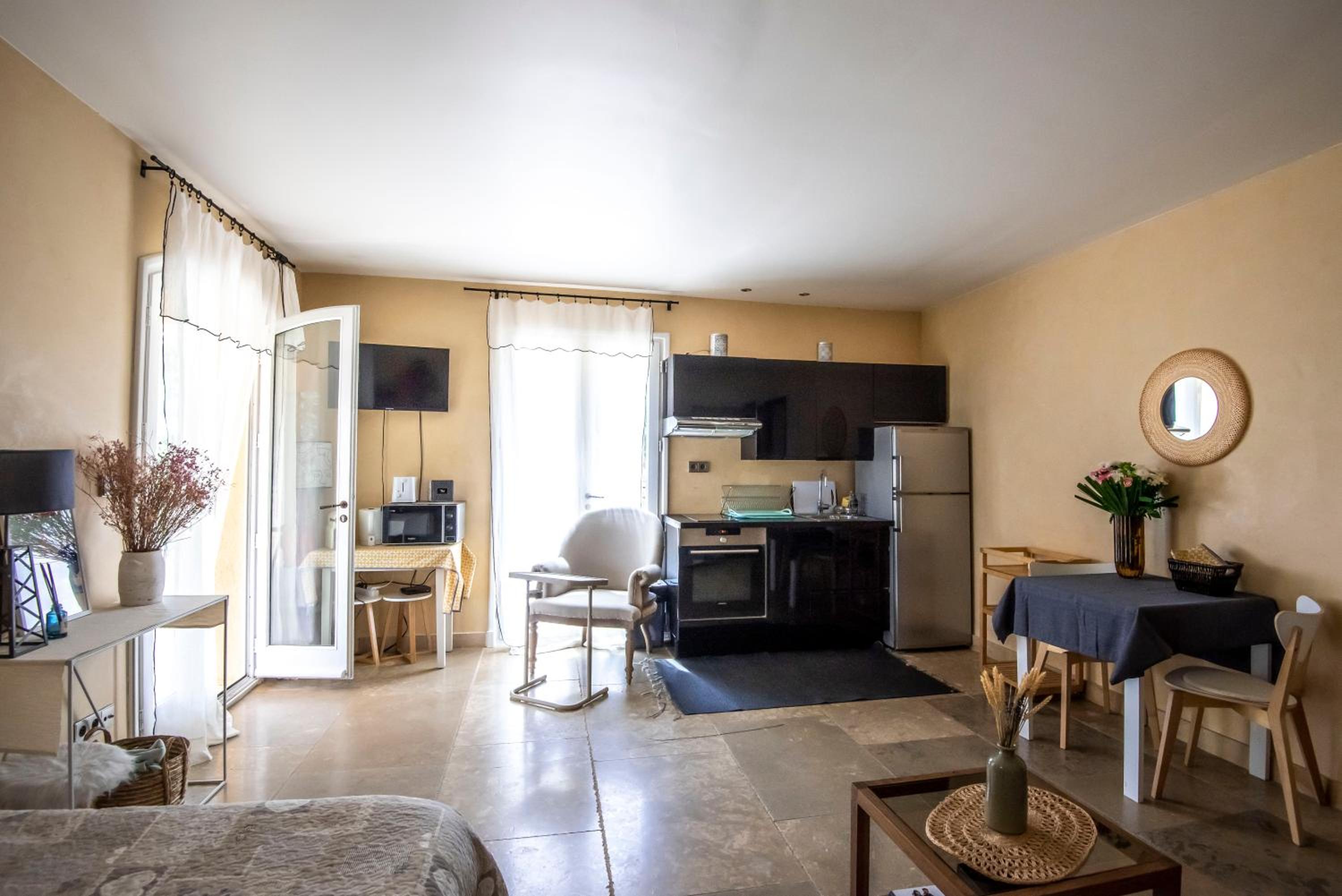 Independent Panoramic Studio with Pool - Le Tholonet