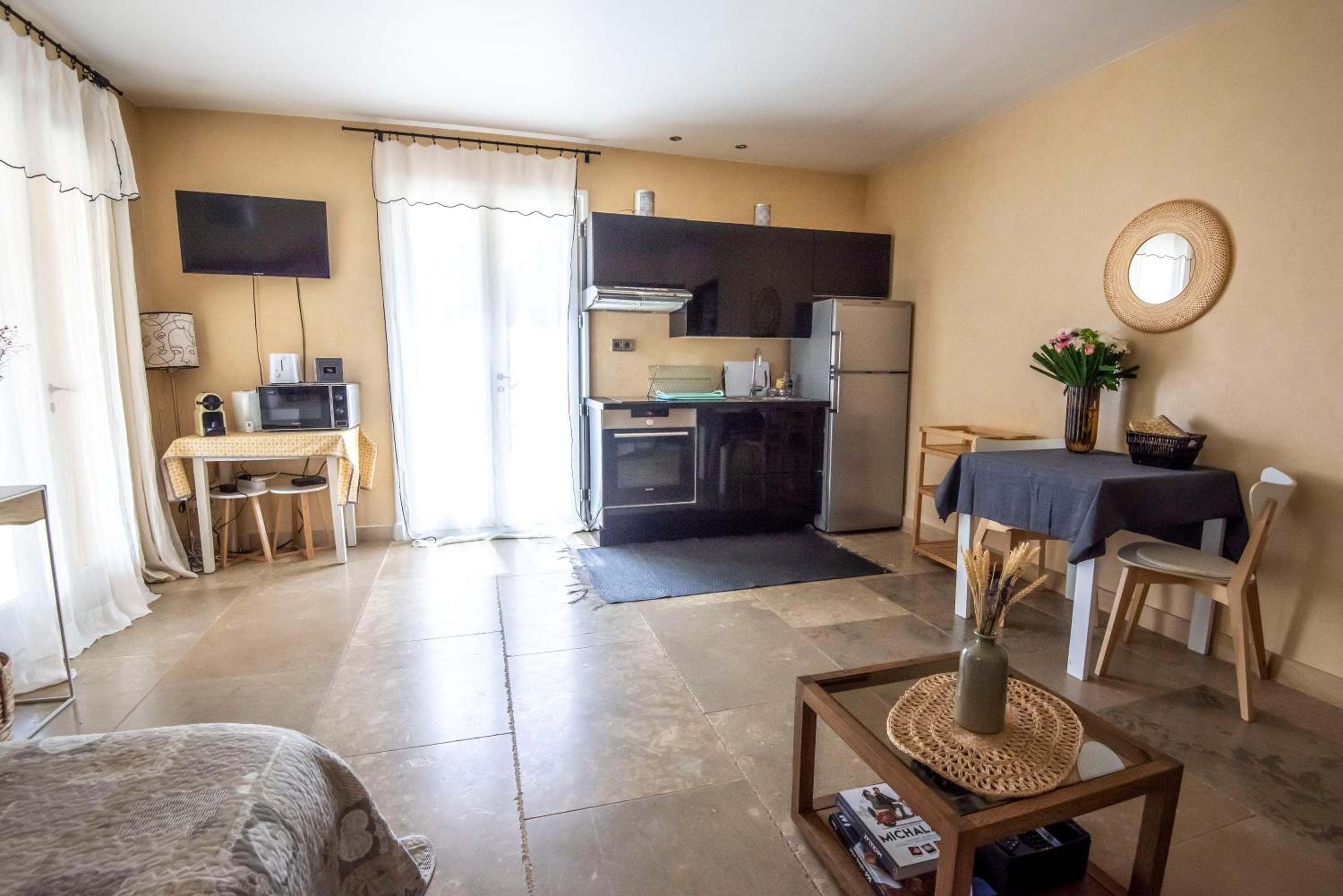 Independent Panoramic Studio with Pool - Le Tholonet