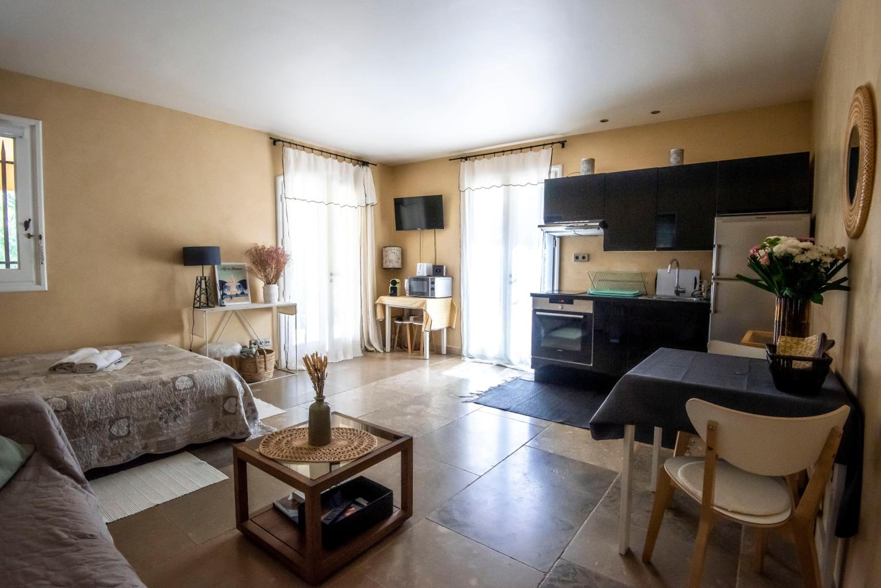 Independent Panoramic Studio with Pool - Le Tholonet