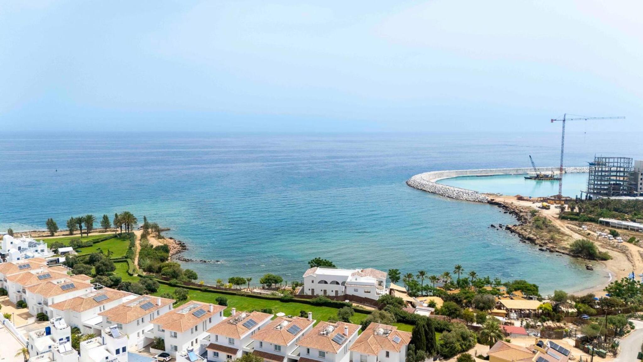 Sirena Solis Villa - Elegant 5-bedroom Sea View Retreat near Sirena Bay
