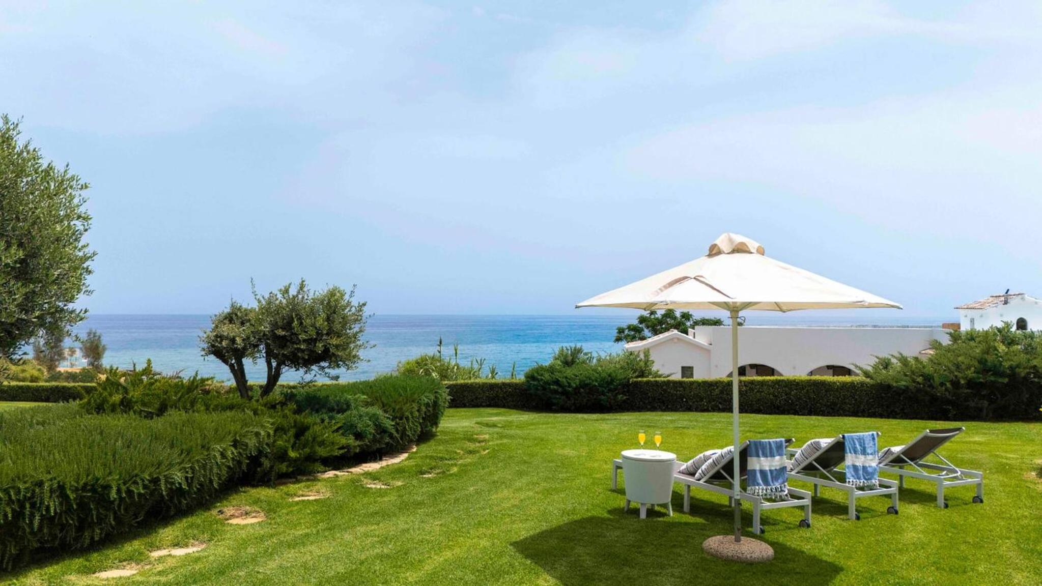 Sirena Solis Villa - Elegant 5-bedroom Sea View Retreat near Sirena Bay
