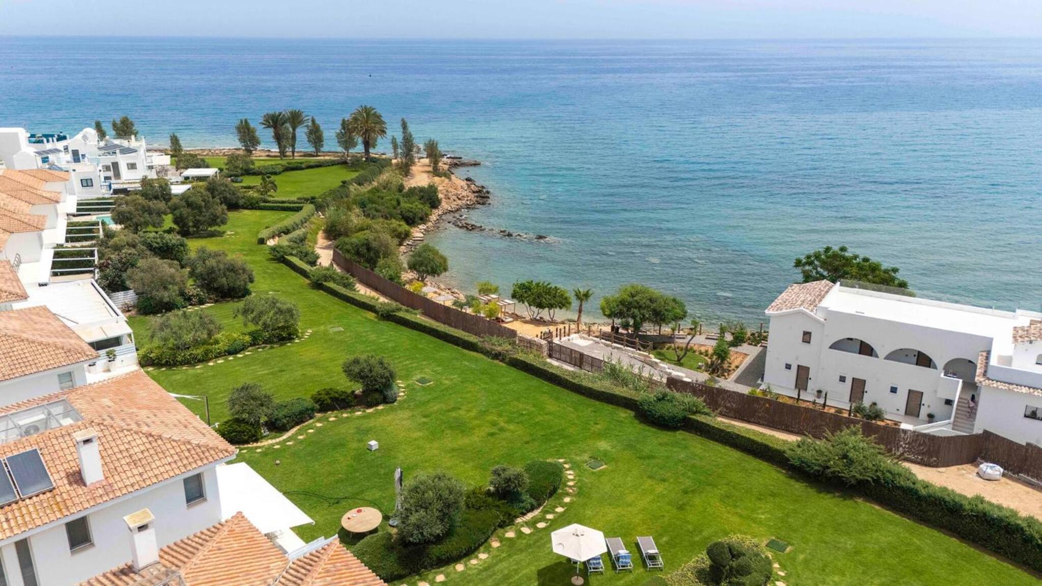 Sirena Solis Villa - Elegant 5-bedroom Sea View Retreat near Sirena Bay