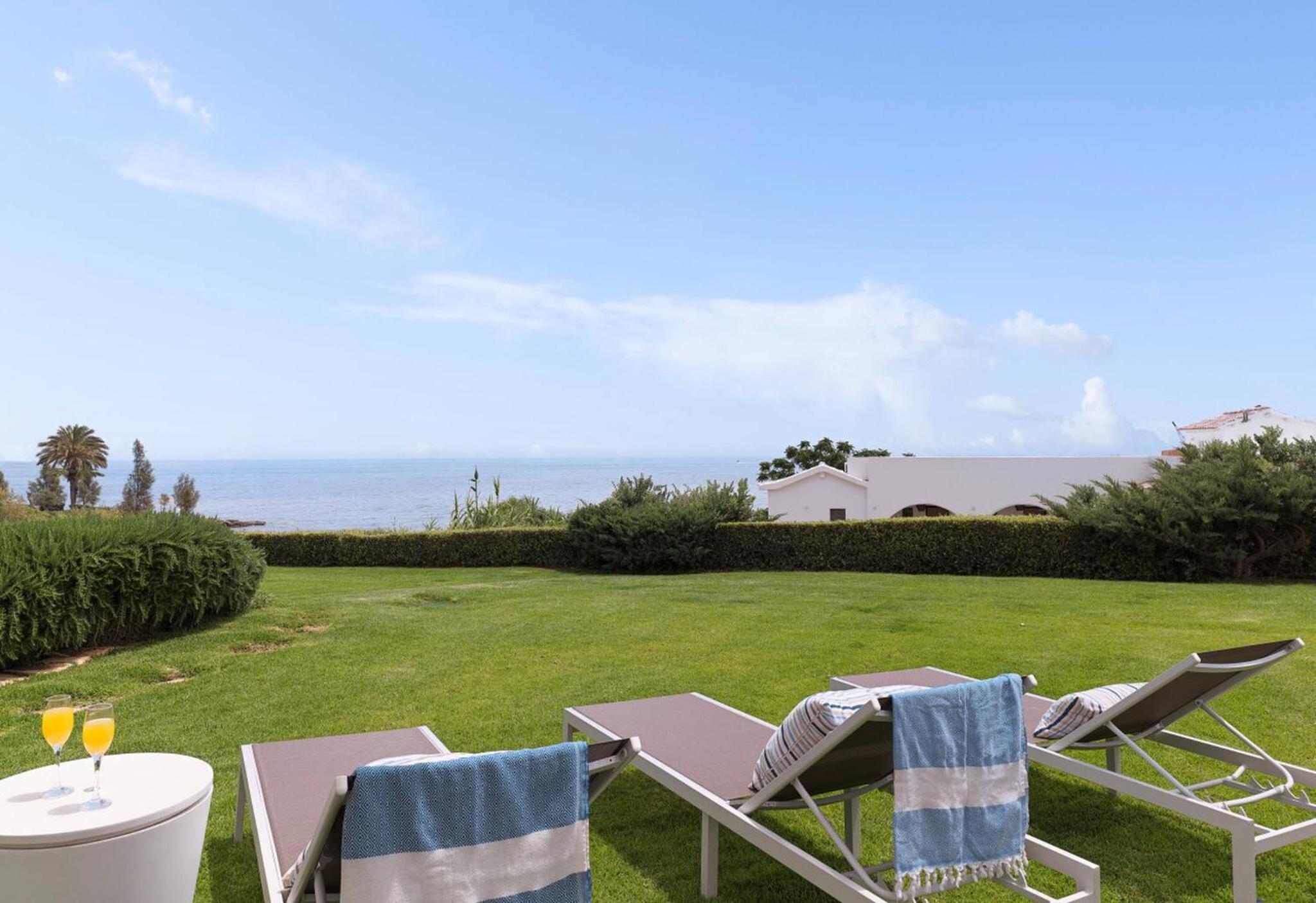 Sirena Solis Villa - Elegant 5-bedroom Sea View Retreat near Sirena Bay