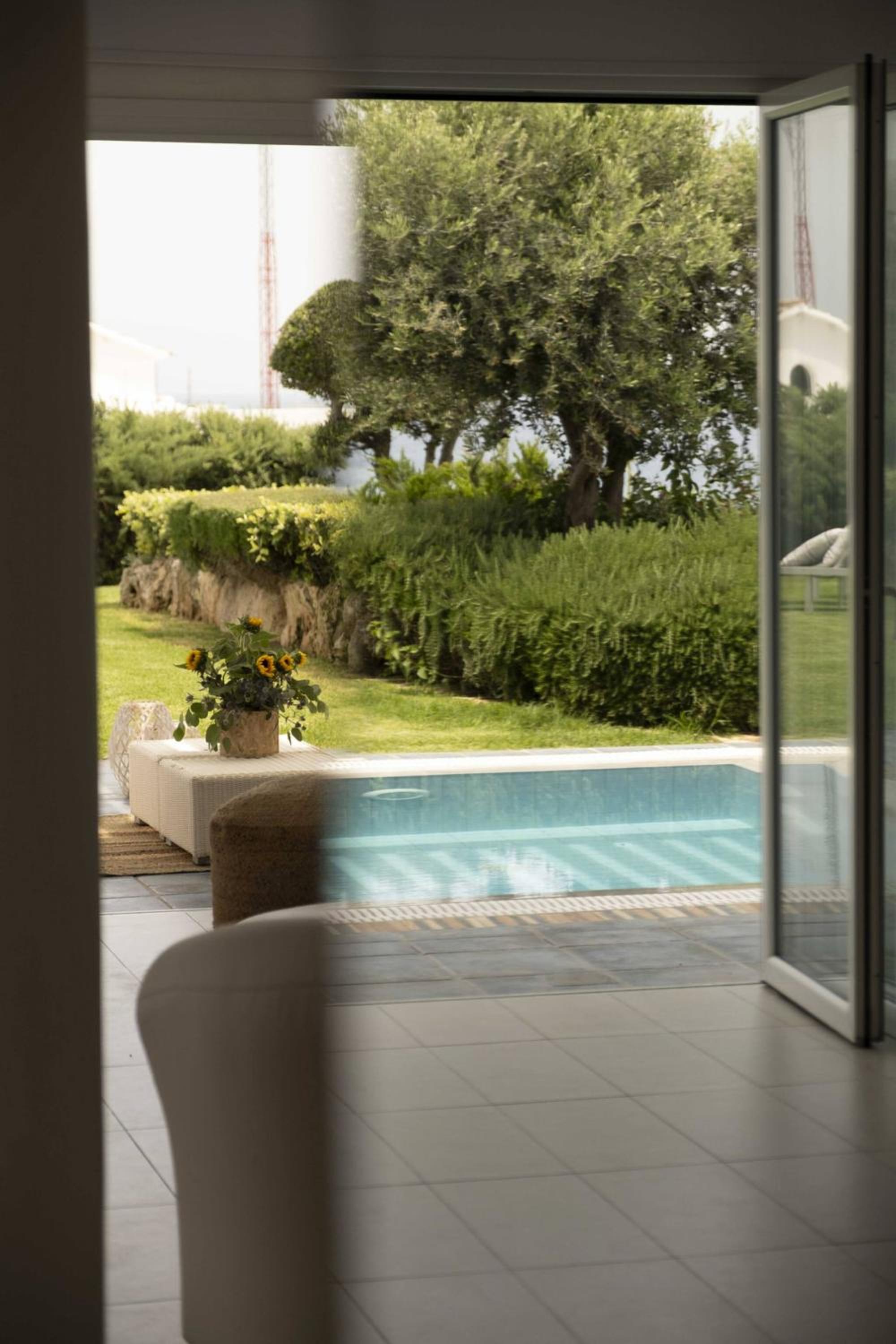 Sirena Solis Villa - Elegant 5-bedroom Sea View Retreat near Sirena Bay