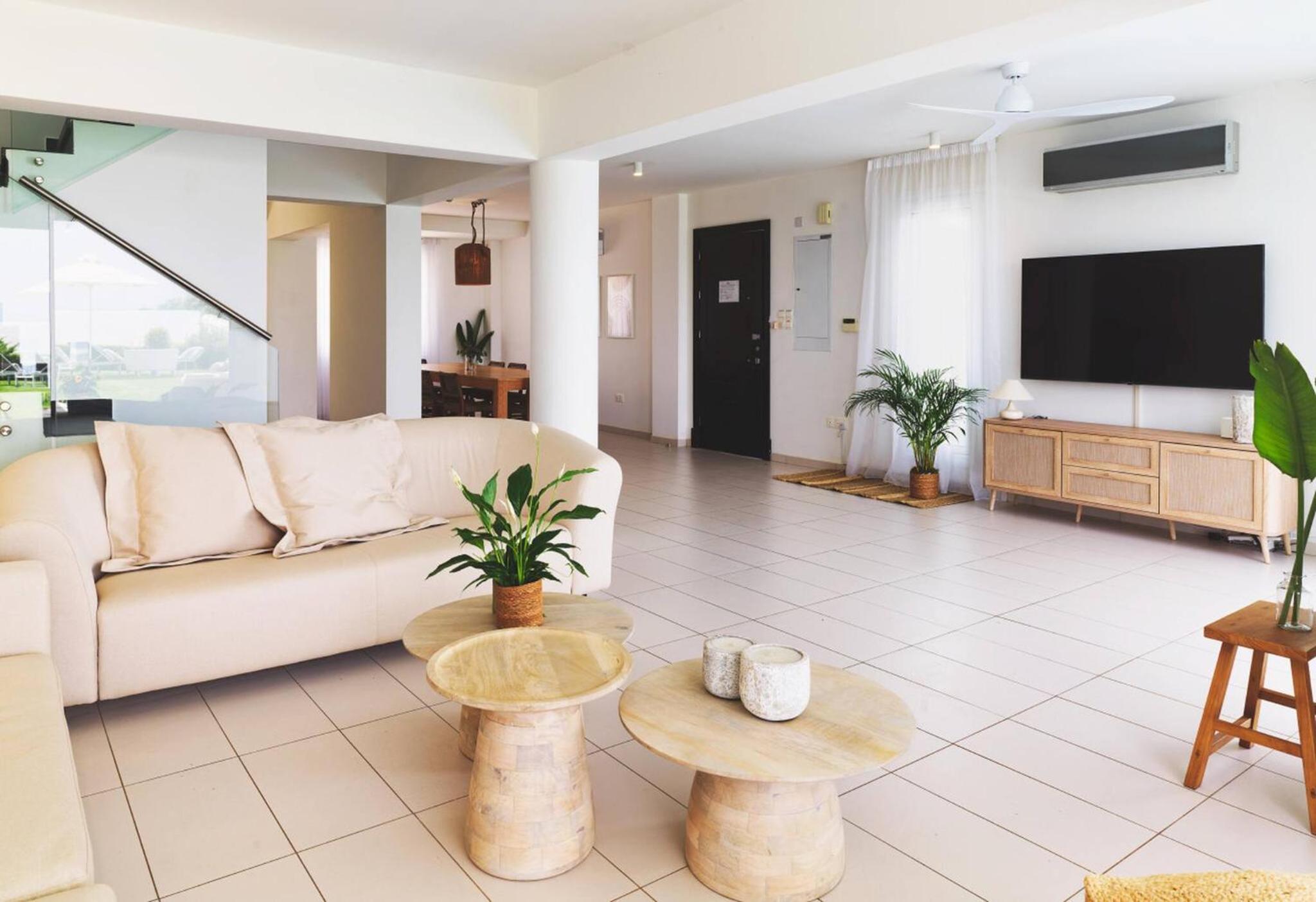 Sirena Solis Villa - Elegant 5-bedroom Sea View Retreat near Sirena Bay