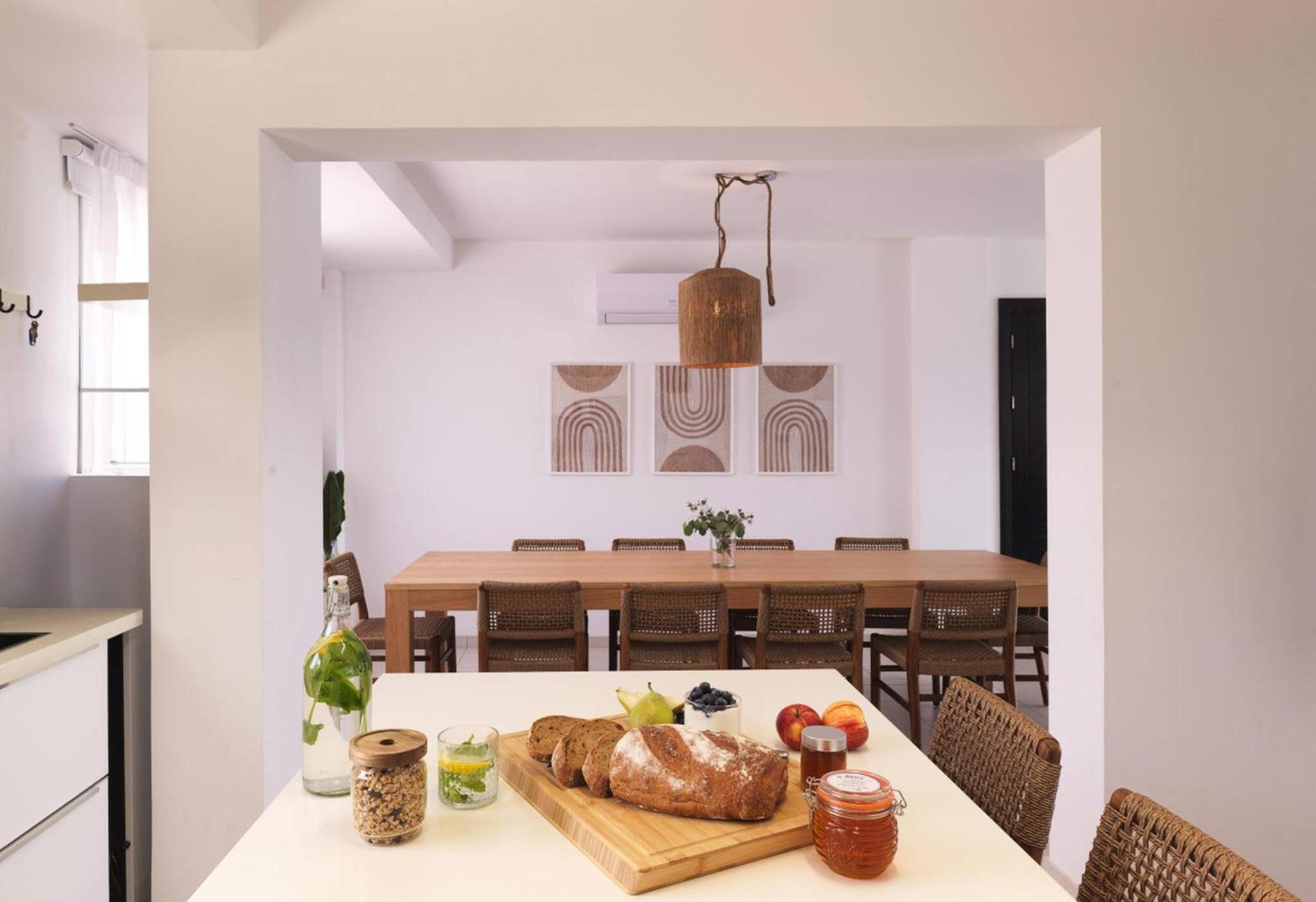 Sirena Solis Villa - Elegant 5-bedroom Sea View Retreat near Sirena Bay
