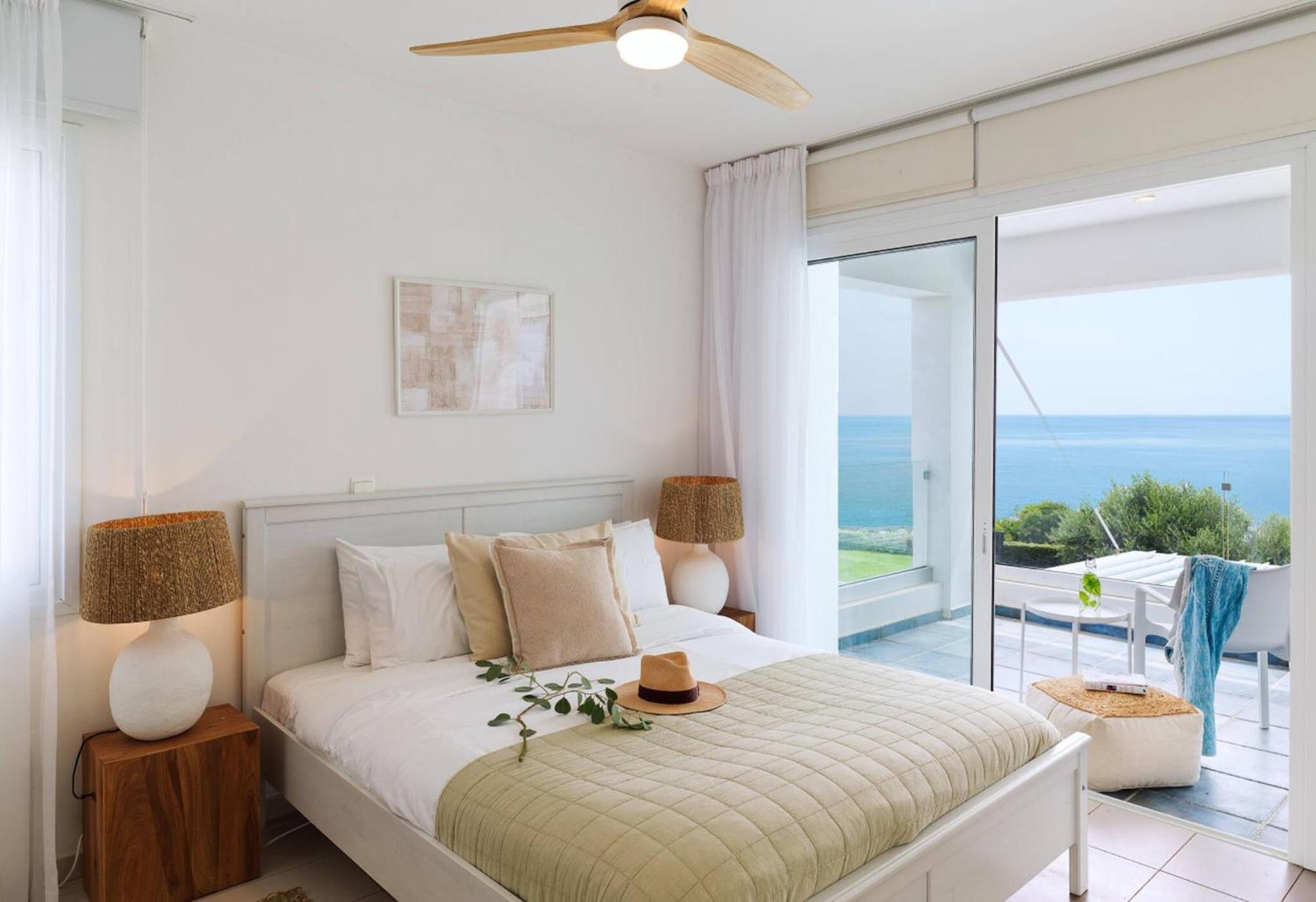Sirena Solis Villa - Elegant 5-bedroom Sea View Retreat near Sirena Bay