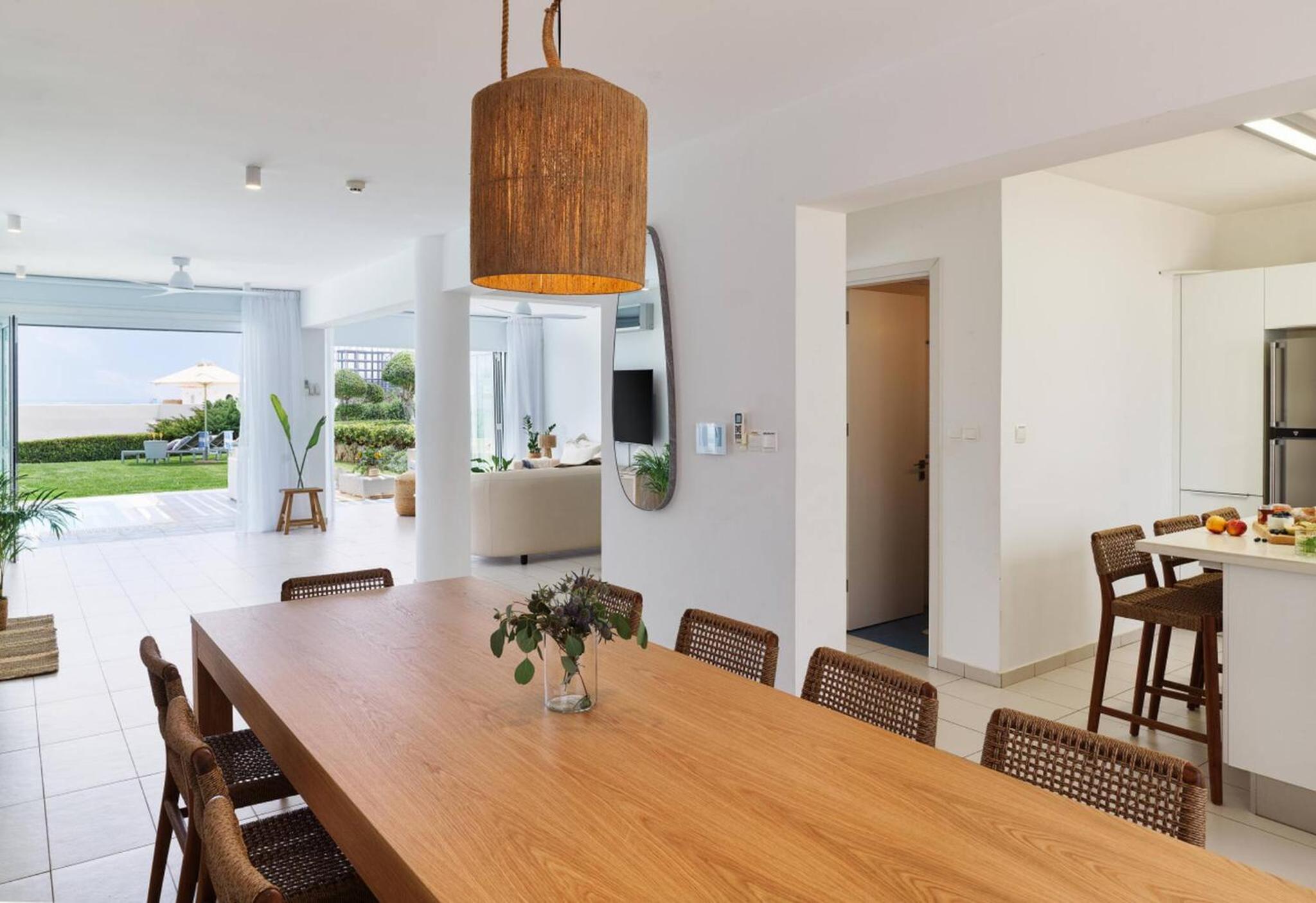 Sirena Solis Villa - Elegant 5-bedroom Sea View Retreat near Sirena Bay