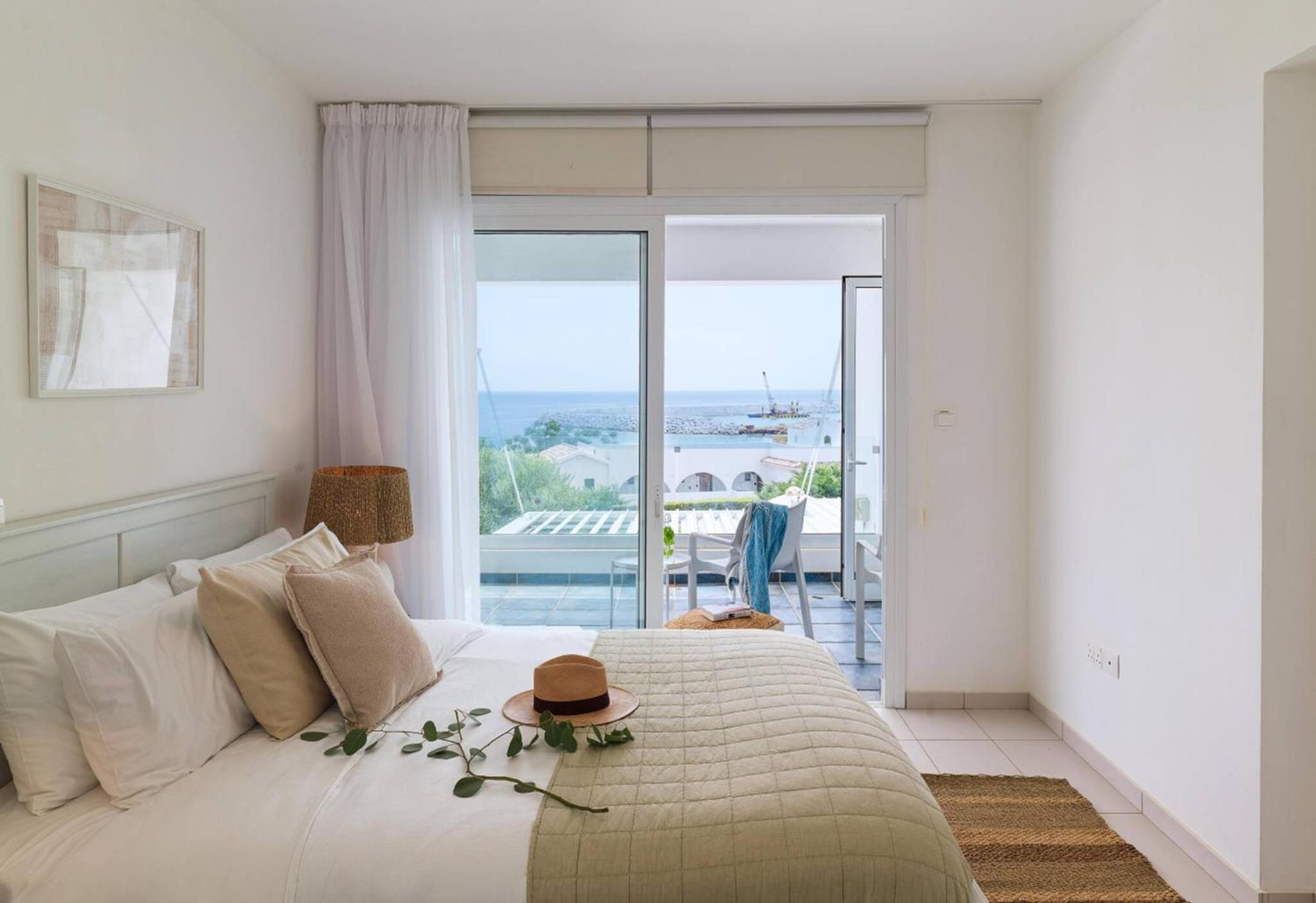 Sirena Solis Villa - Elegant 5-bedroom Sea View Retreat near Sirena Bay
