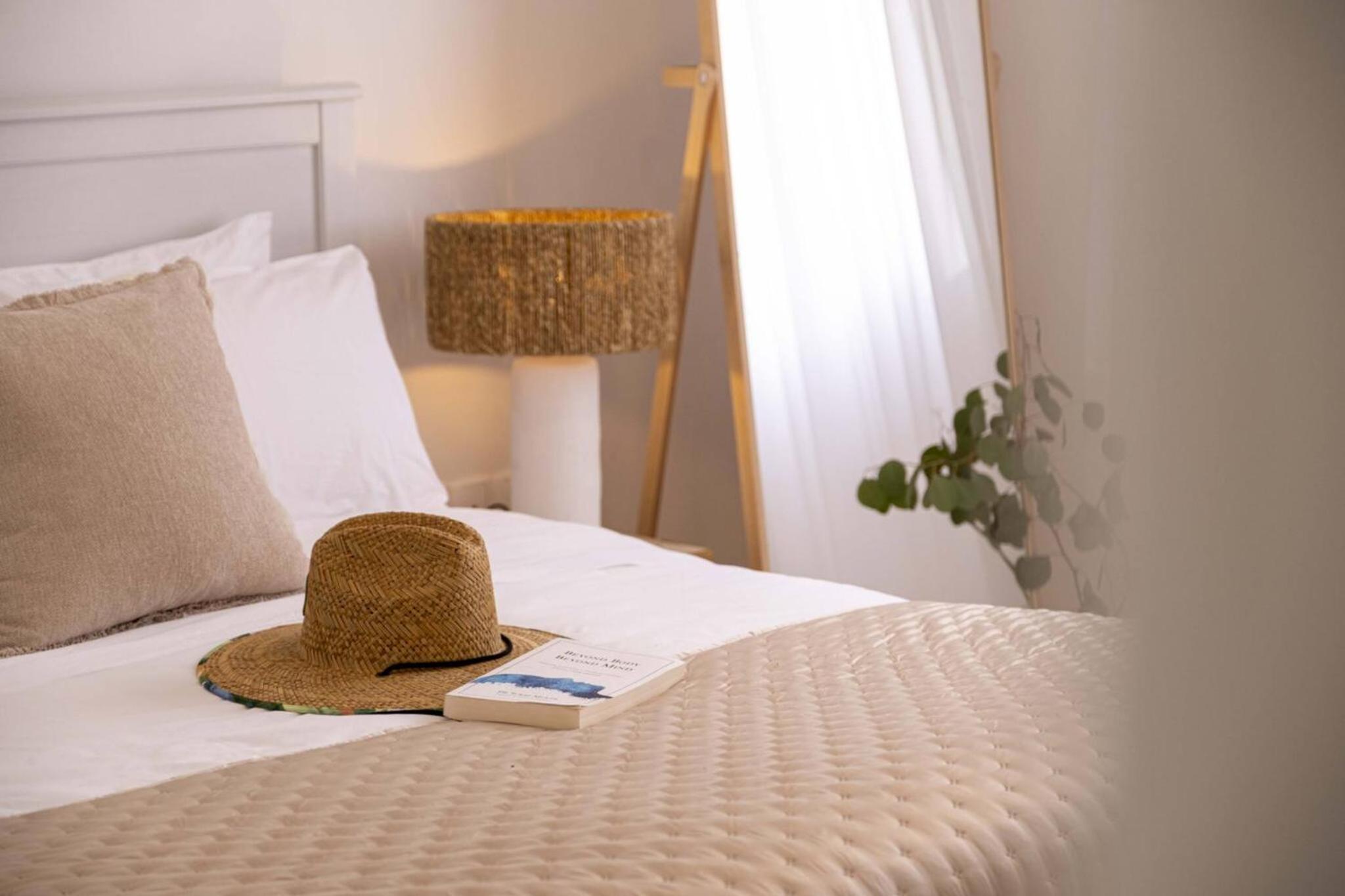 Sirena Solis Villa - Elegant 5-bedroom Sea View Retreat near Sirena Bay