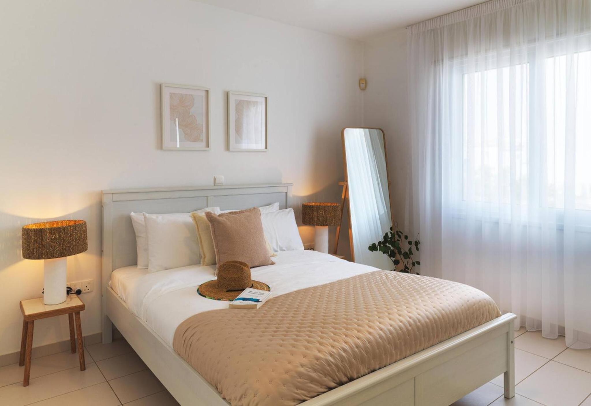 Sirena Solis Villa - Elegant 5-bedroom Sea View Retreat near Sirena Bay