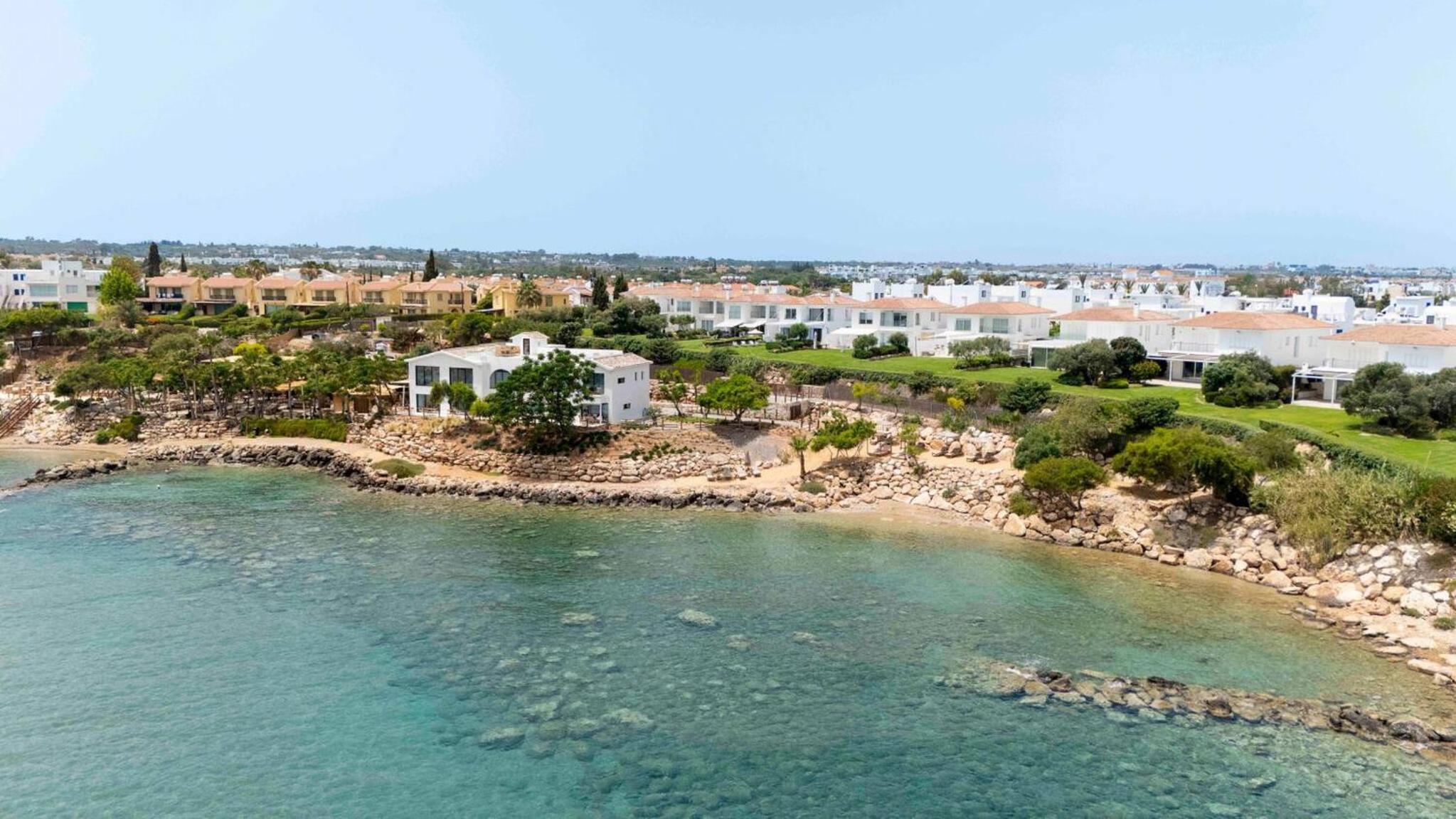Sirena Solis Villa - Elegant 5-bedroom Sea View Retreat near Sirena Bay