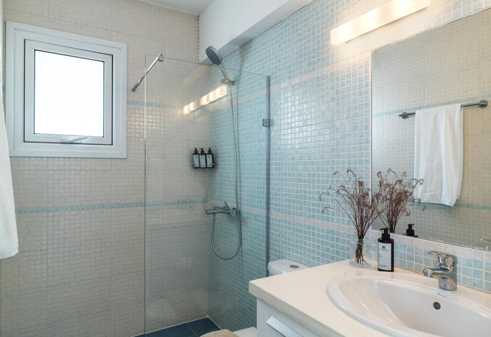 Sirena Solis Villa - Elegant 5-bedroom Sea View Retreat near Sirena Bay