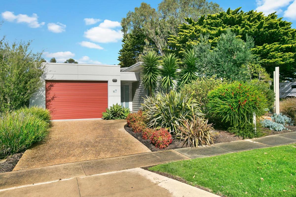 Living The Beach Dream - Pets, WiFi, 4 bdrm, 450m Shops
