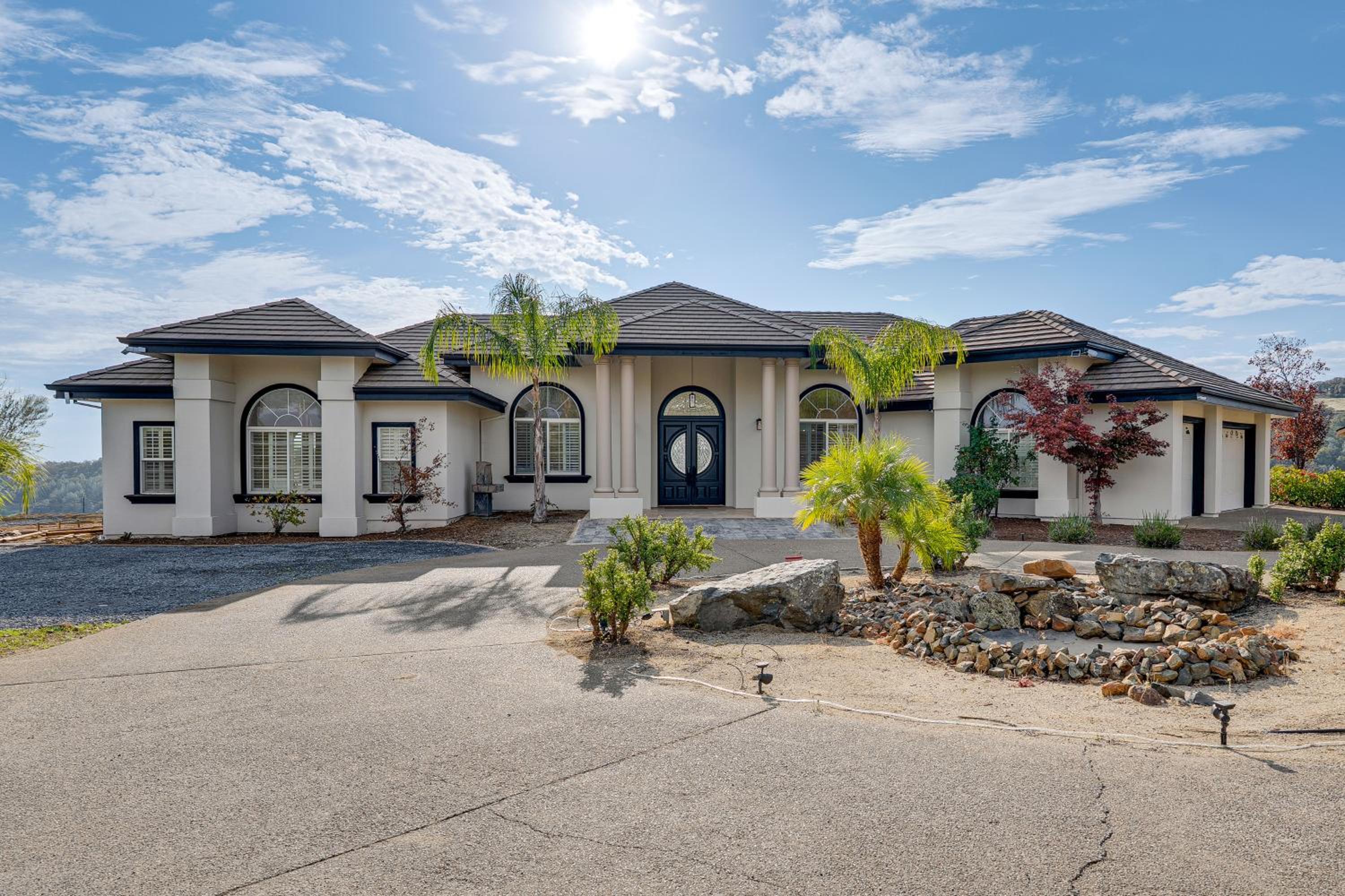 Luxury Pilot Hill Estate on an 800-Acre Vineyard
