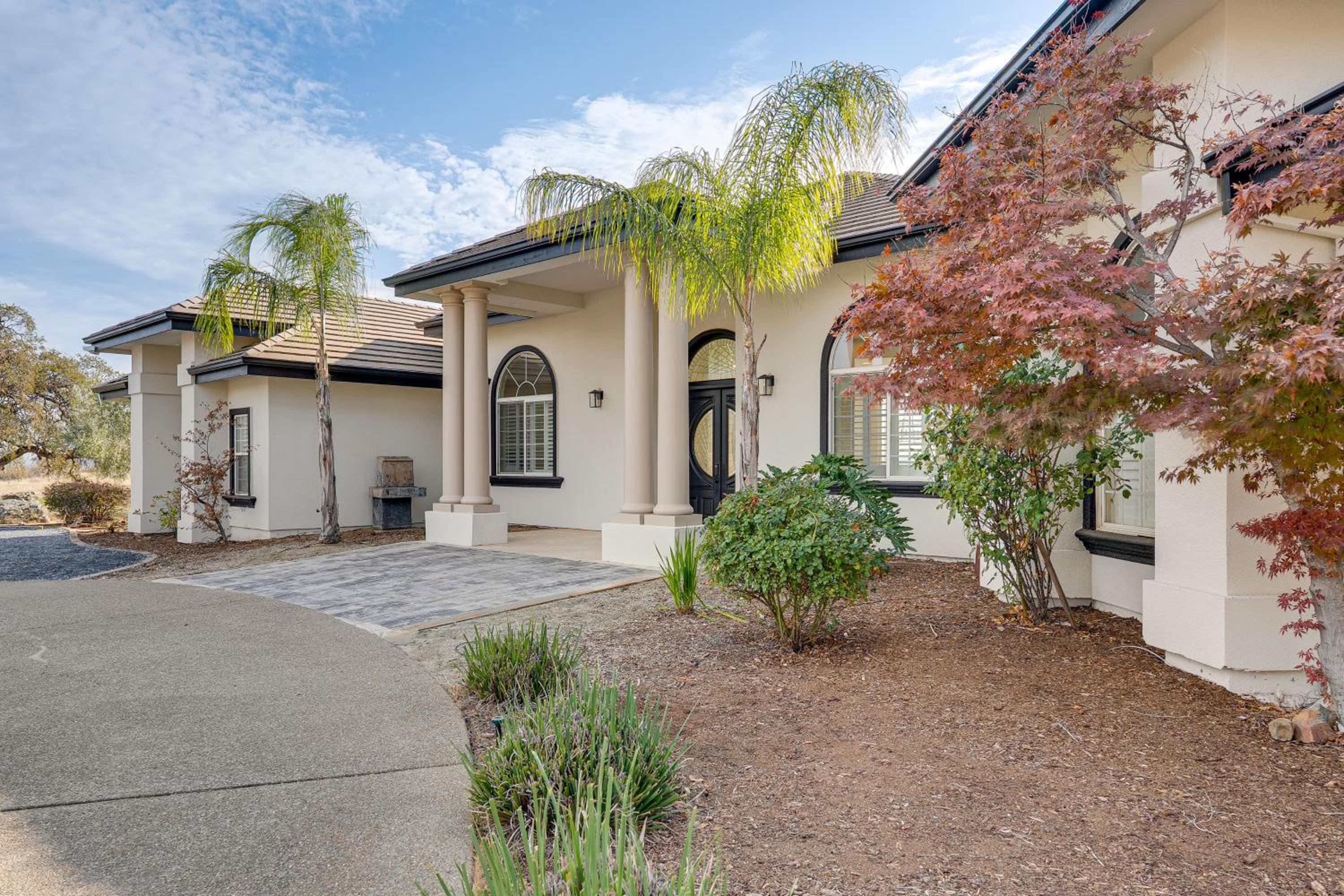 Luxury Pilot Hill Estate on an 800-Acre Vineyard