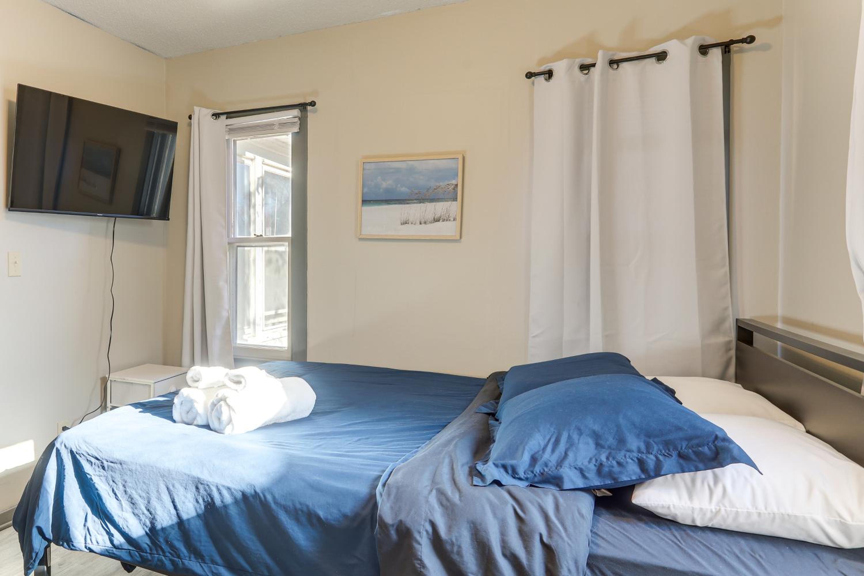 Steps to Shore! Pet-Friendly Lake Waconia Getaway
