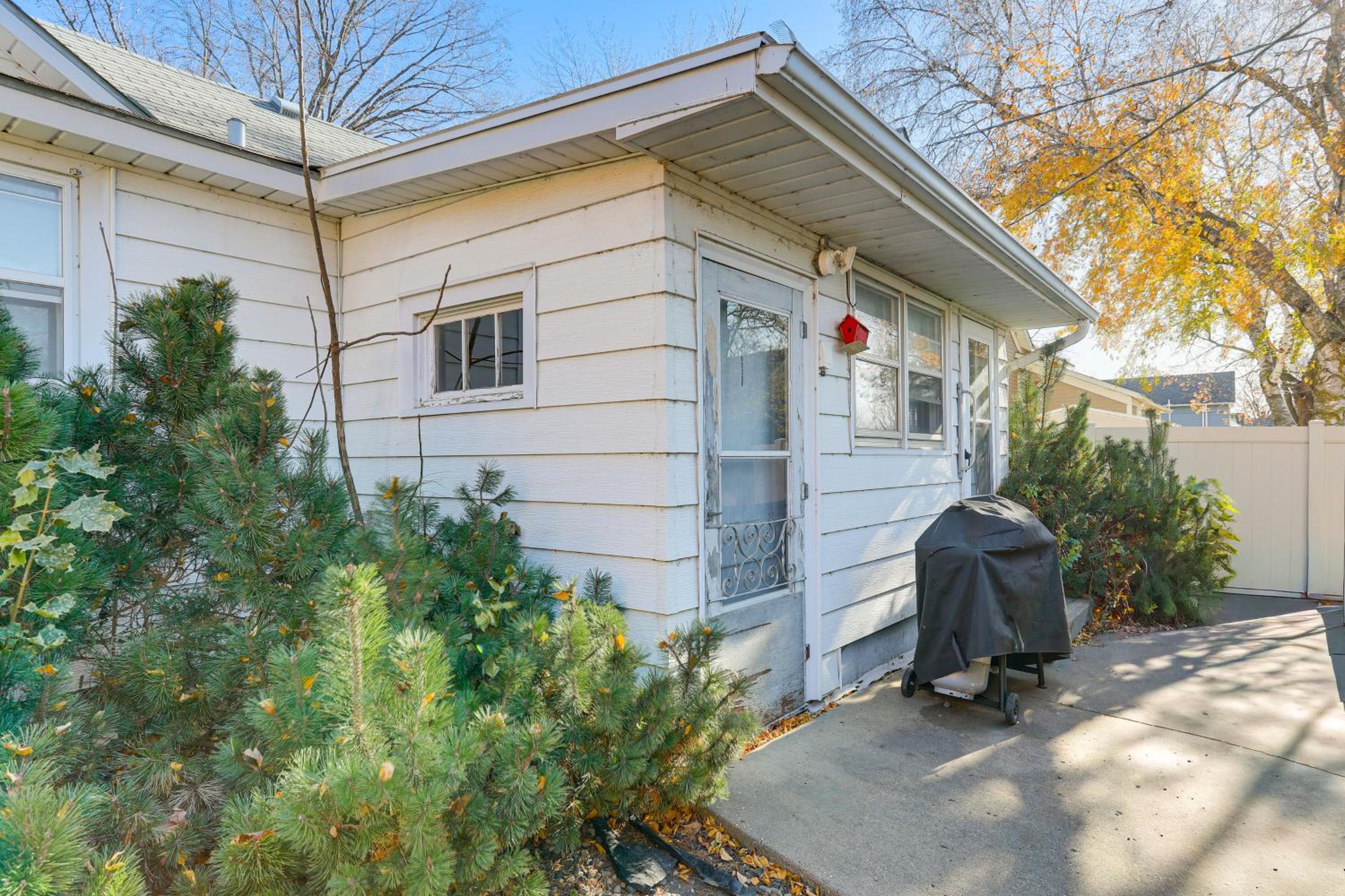 Steps to Shore! Pet-Friendly Lake Waconia Getaway
