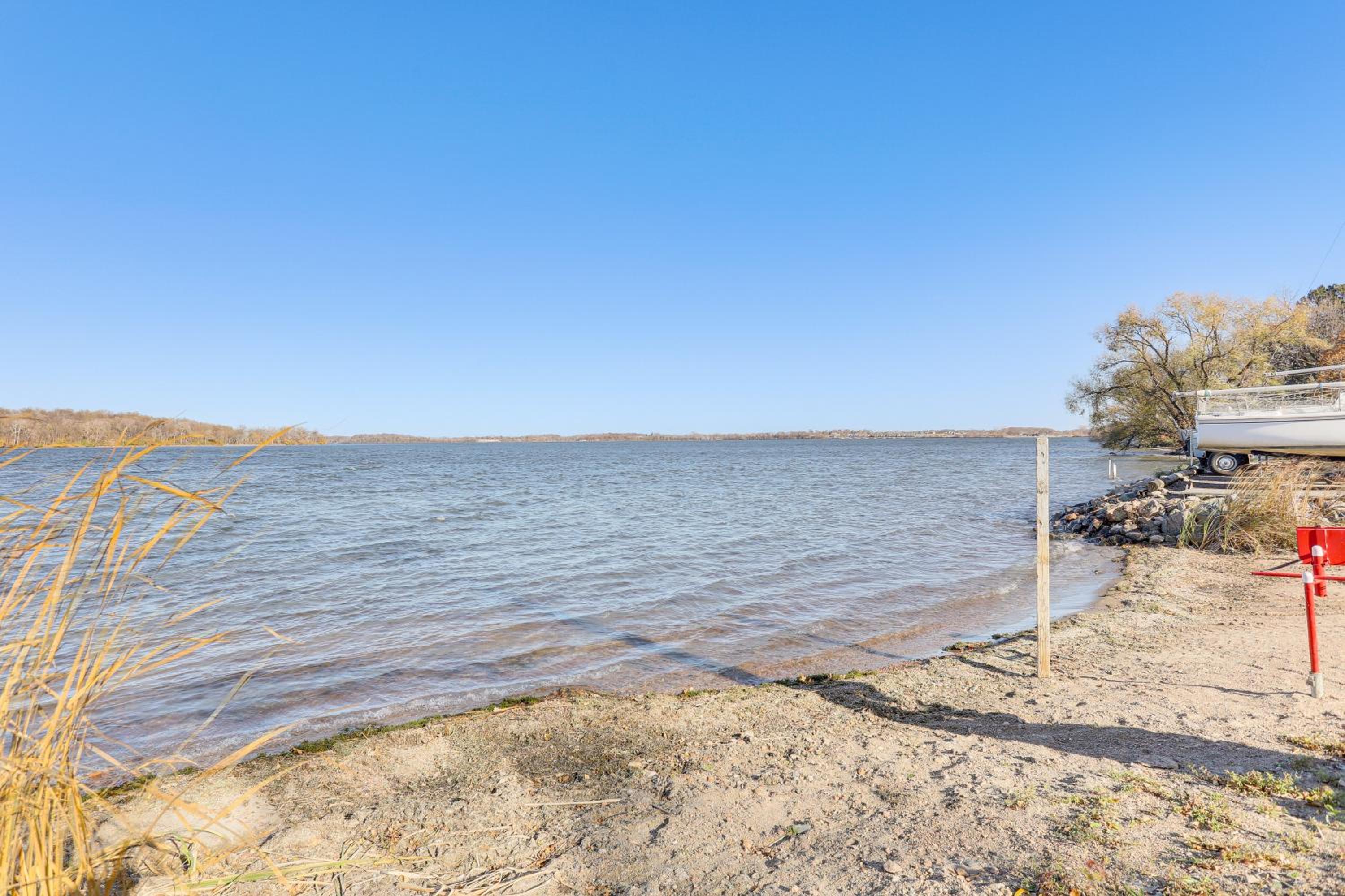 Steps to Shore! Pet-Friendly Lake Waconia Getaway
