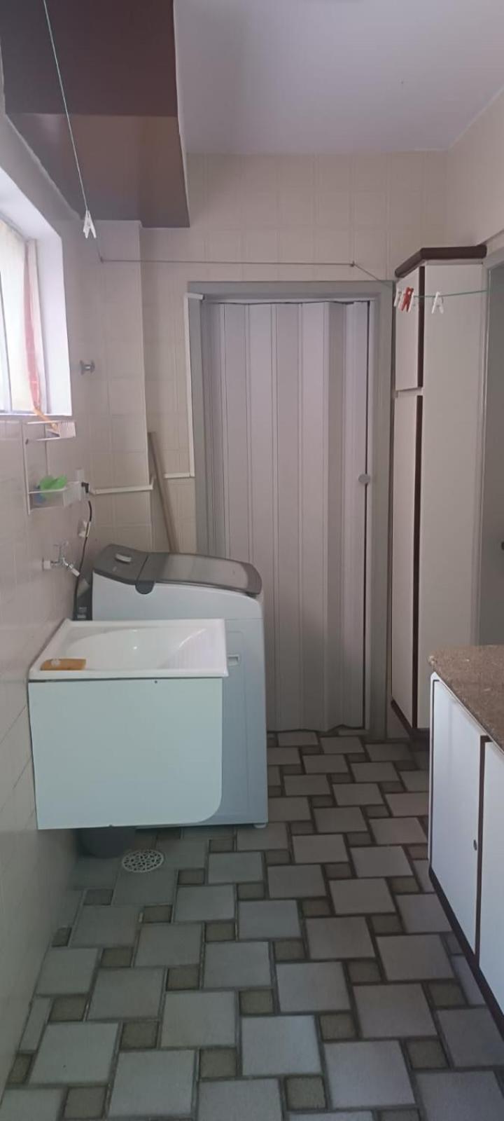 Quartos em Maceio à 100m da praia de Jatiuca, 3 banheiros, 3 quartos um em suite com 1 cama casal, 2 quartos com 2 camas solteiros cada quarto,