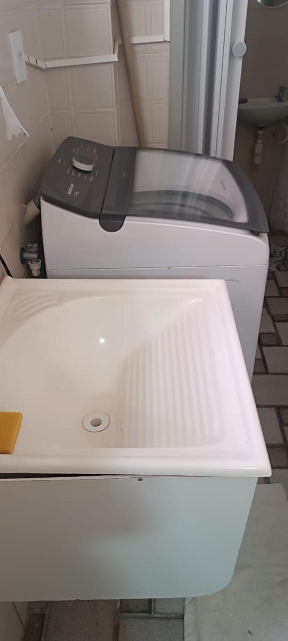 Quartos em Maceio à 100m da praia de Jatiuca, 3 banheiros, 3 quartos um em suite com 1 cama casal, 2 quartos com 2 camas solteiros cada quarto,