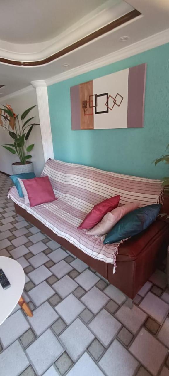 Quartos em Maceio à 100m da praia de Jatiuca, 3 banheiros, 3 quartos um em suite com 1 cama casal, 2 quartos com 2 camas solteiros cada quarto,