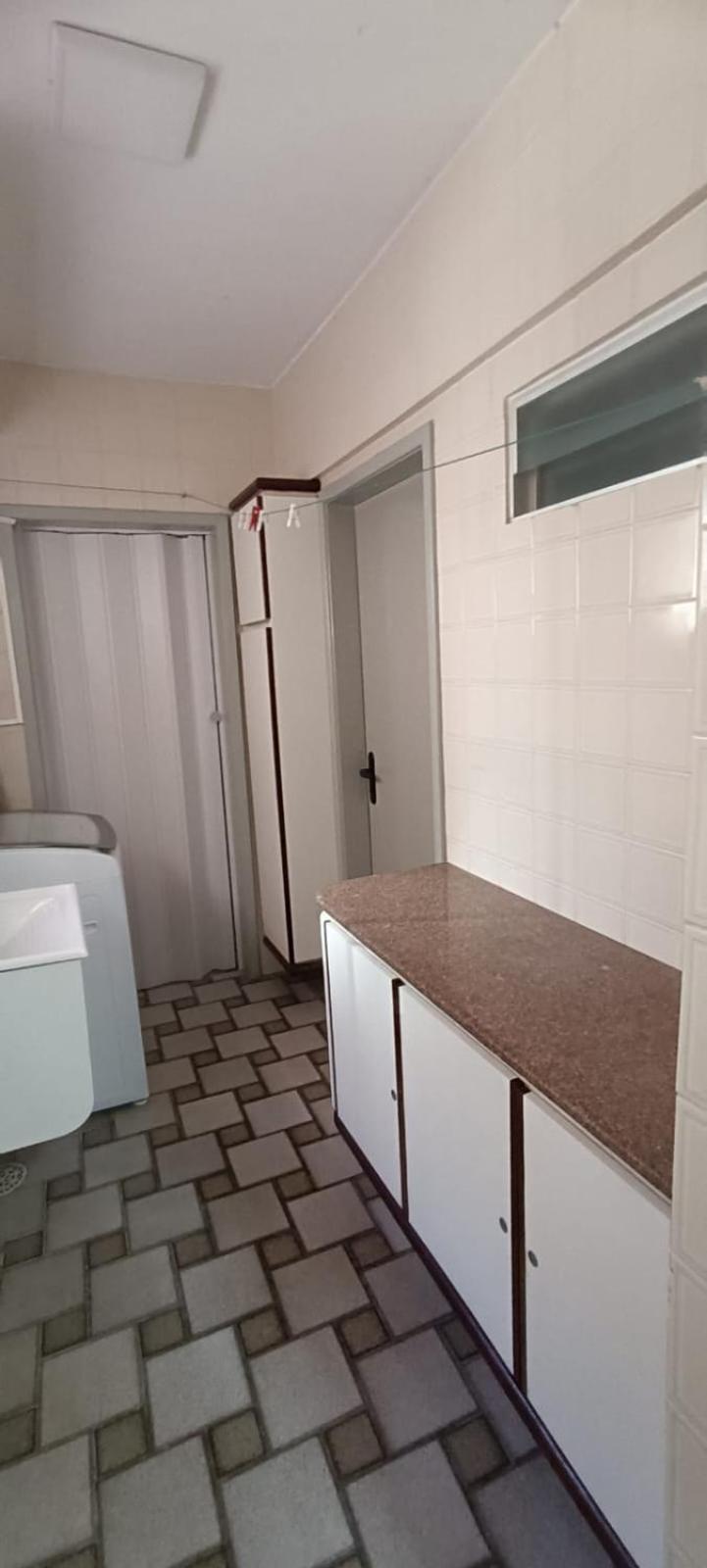 Quartos em Maceio à 100m da praia de Jatiuca, 3 banheiros, 3 quartos um em suite com 1 cama casal, 2 quartos com 2 camas solteiros cada quarto,