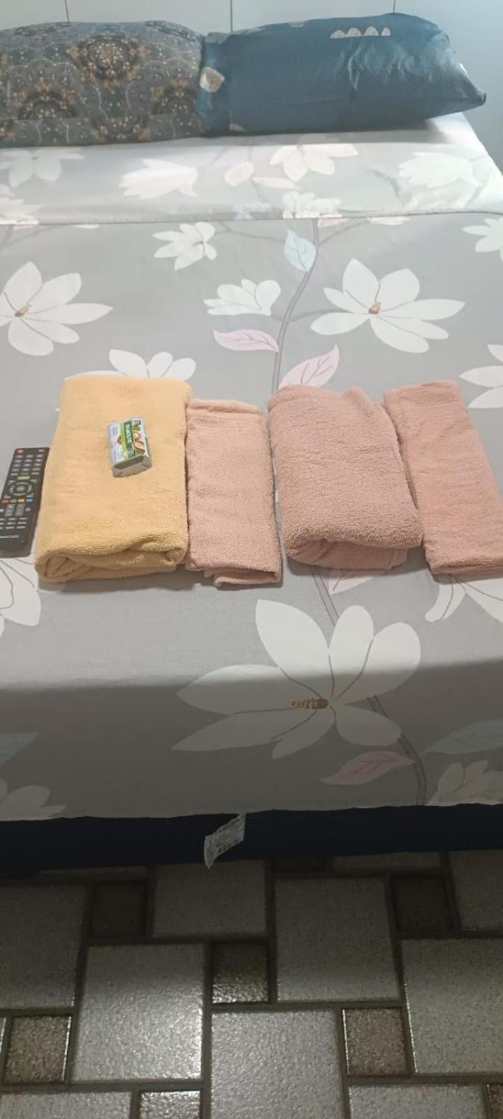 Quartos em Maceio à 100m da praia de Jatiuca, 3 banheiros, 3 quartos um em suite com 1 cama casal, 2 quartos com 2 camas solteiros cada quarto,