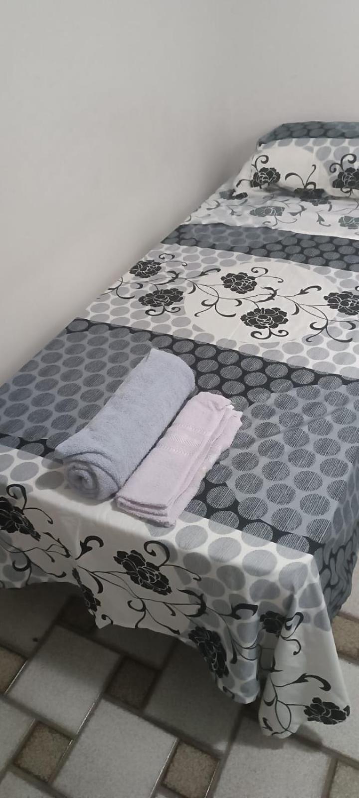Quartos em Maceio à 100m da praia de Jatiuca, 3 banheiros, 3 quartos um em suite com 1 cama casal, 2 quartos com 2 camas solteiros cada quarto,