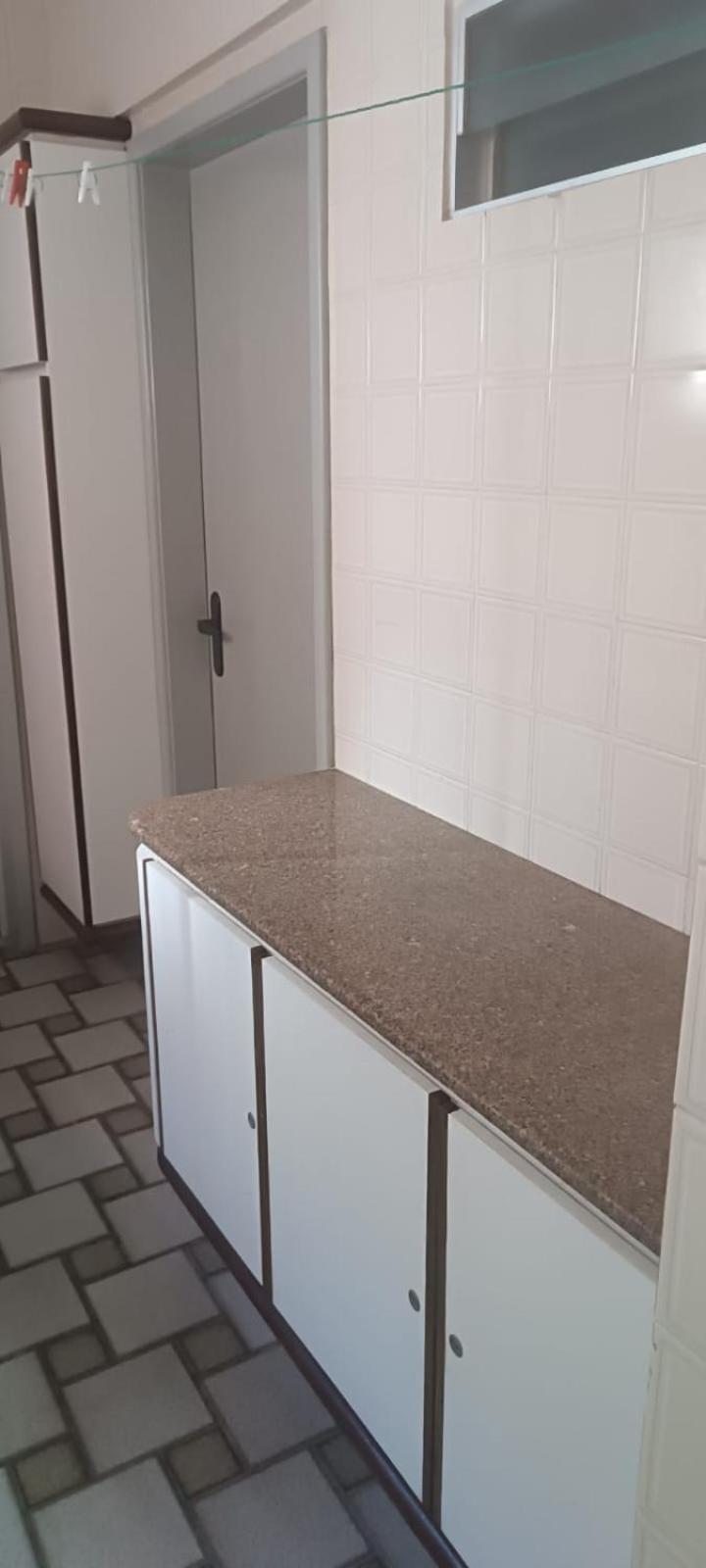 Quartos em Maceio à 100m da praia de Jatiuca, 3 banheiros, 3 quartos um em suite com 1 cama casal, 2 quartos com 2 camas solteiros cada quarto,