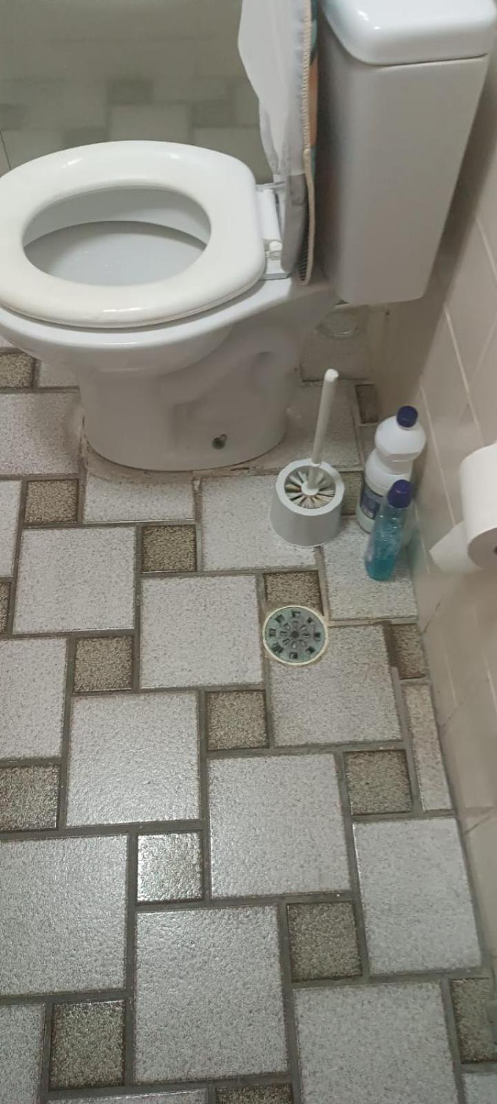 Quartos em Maceio à 100m da praia de Jatiuca, 3 banheiros, 3 quartos um em suite com 1 cama casal, 2 quartos com 2 camas solteiros cada quarto,