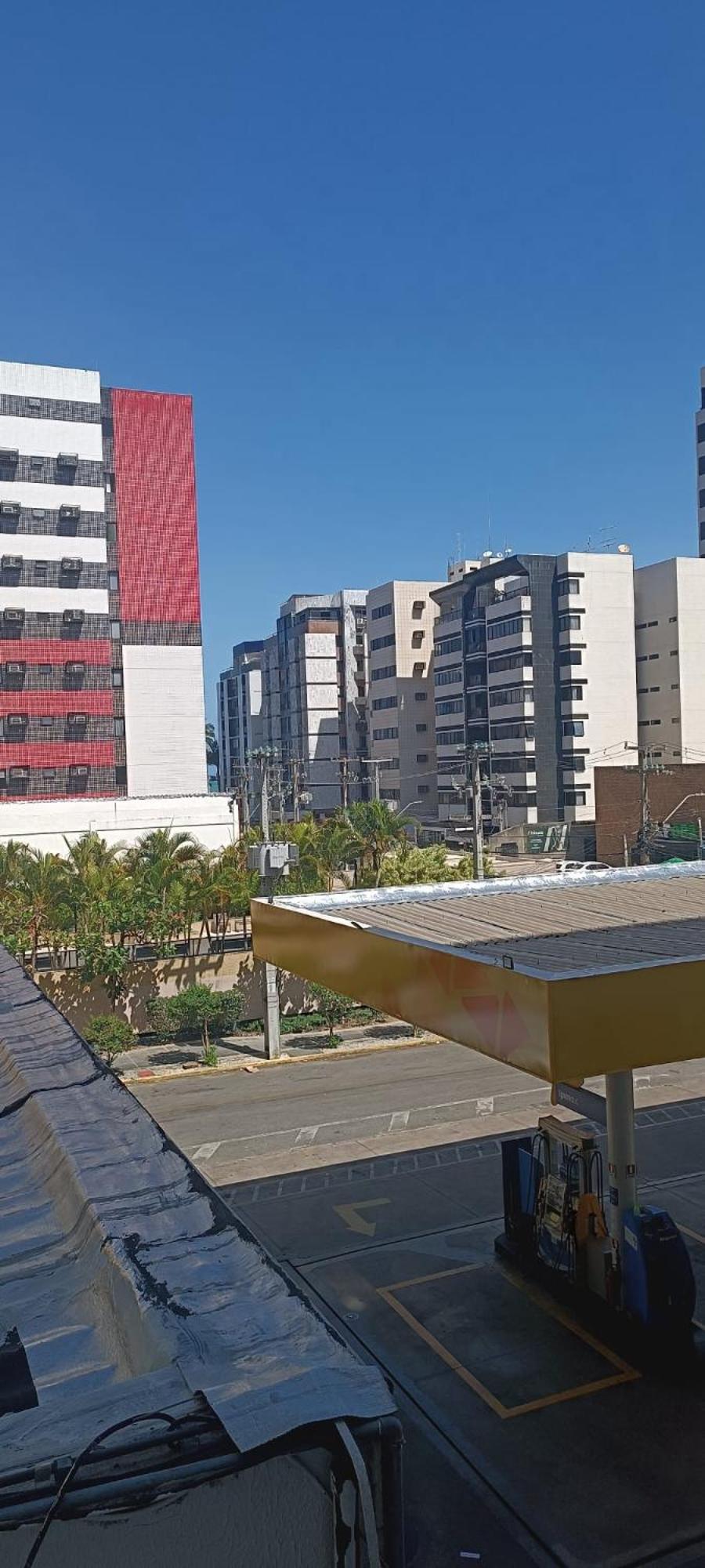 Quartos em Maceio à 100m da praia de Jatiuca, 3 banheiros, 3 quartos um em suite com 1 cama casal, 2 quartos com 2 camas solteiros cada quarto,
