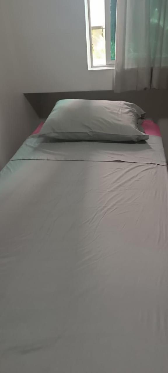 Quartos em Maceio à 100m da praia de Jatiuca, 3 banheiros, 3 quartos um em suite com 1 cama casal, 2 quartos com 2 camas solteiros cada quarto,