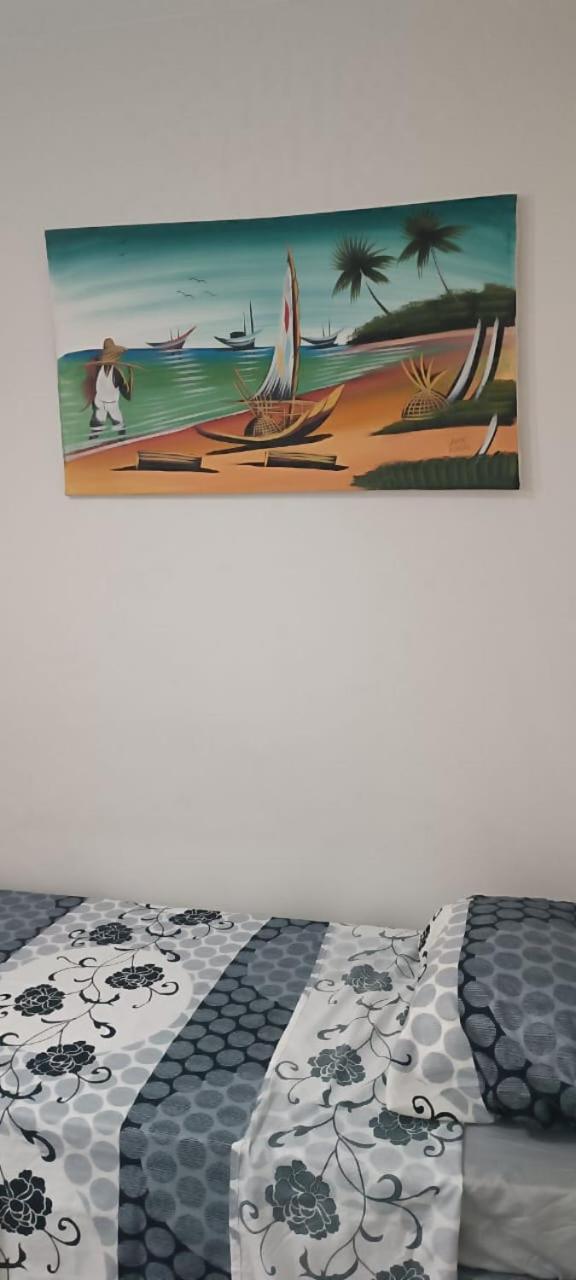 Quartos em Maceio à 100m da praia de Jatiuca, 3 banheiros, 3 quartos um em suite com 1 cama casal, 2 quartos com 2 camas solteiros cada quarto,