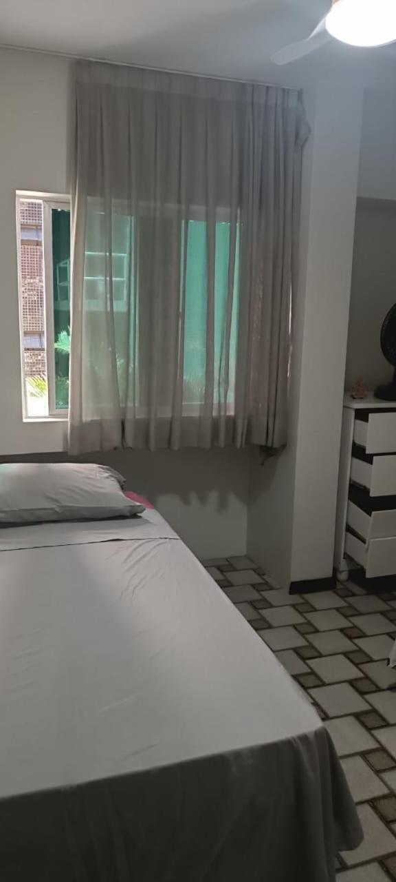 Quartos em Maceio à 100m da praia de Jatiuca, 3 banheiros, 3 quartos um em suite com 1 cama casal, 2 quartos com 2 camas solteiros cada quarto,