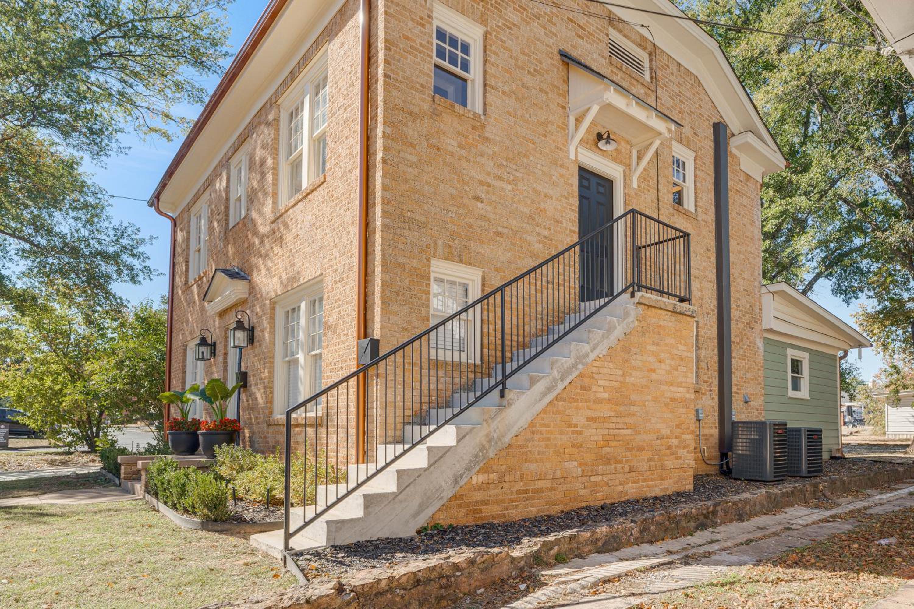 Walk to Downtown Tyler! Updated Historic Apt, photo 10