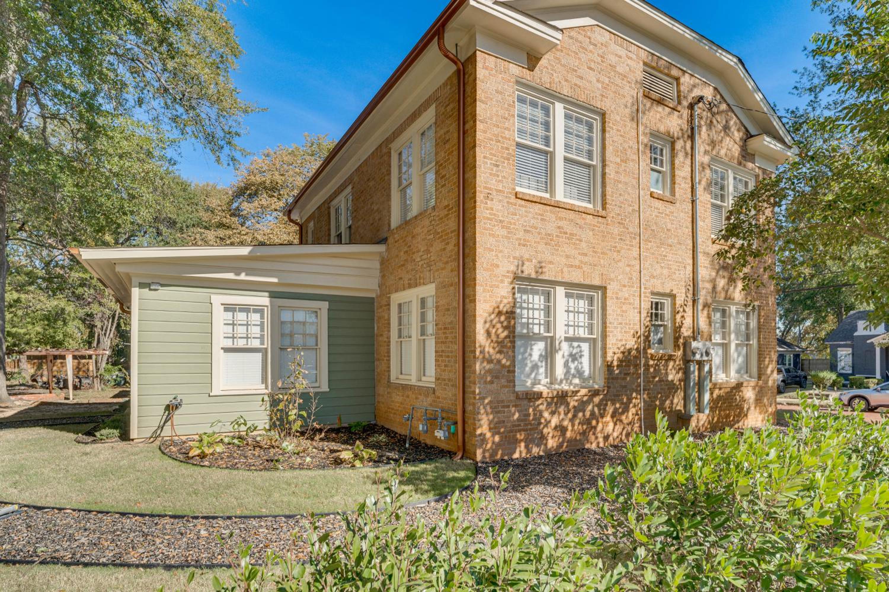 Walk to Downtown Tyler! Updated Historic Apt