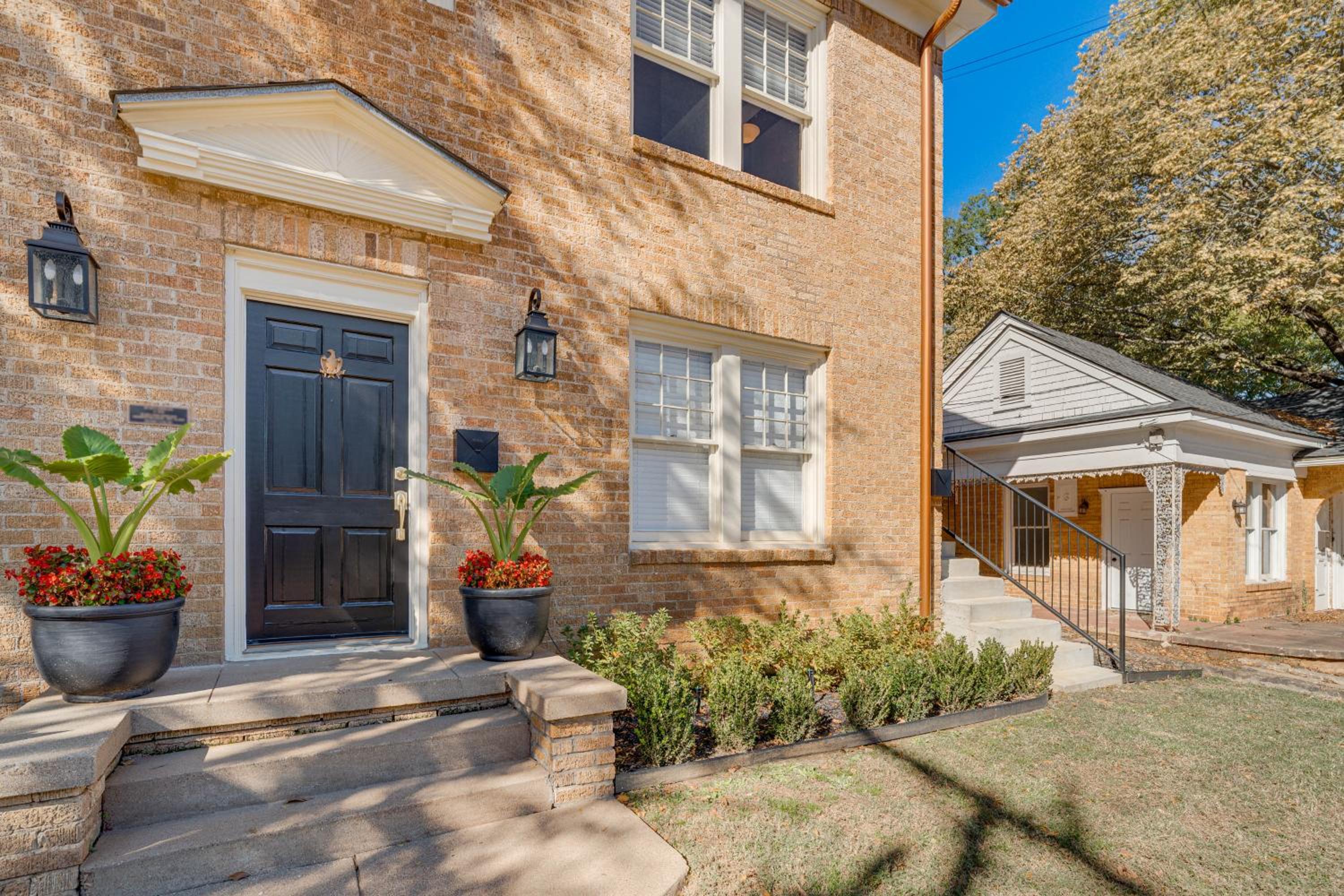 Walk to Downtown Tyler! Updated Historic Apt