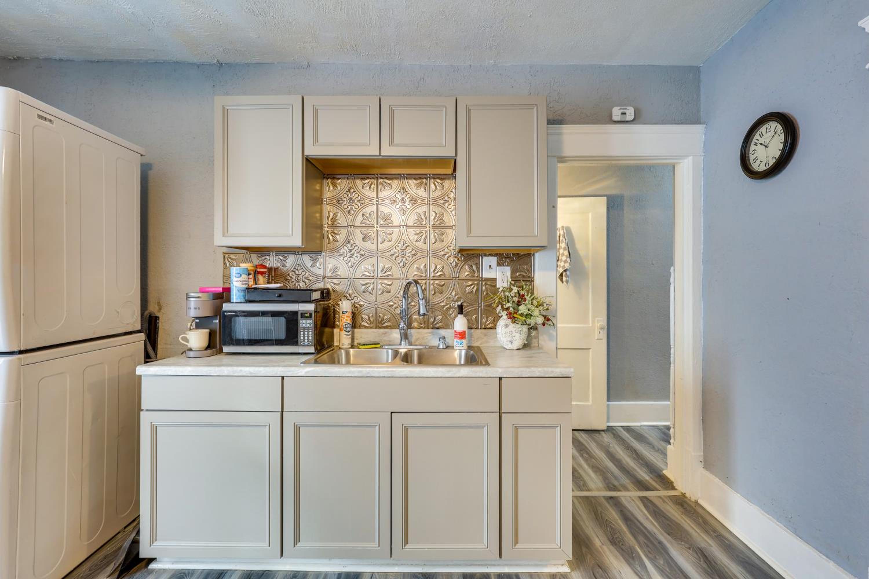 Spacious Condo 4 Mi to Pro Football Hall of Fame!
