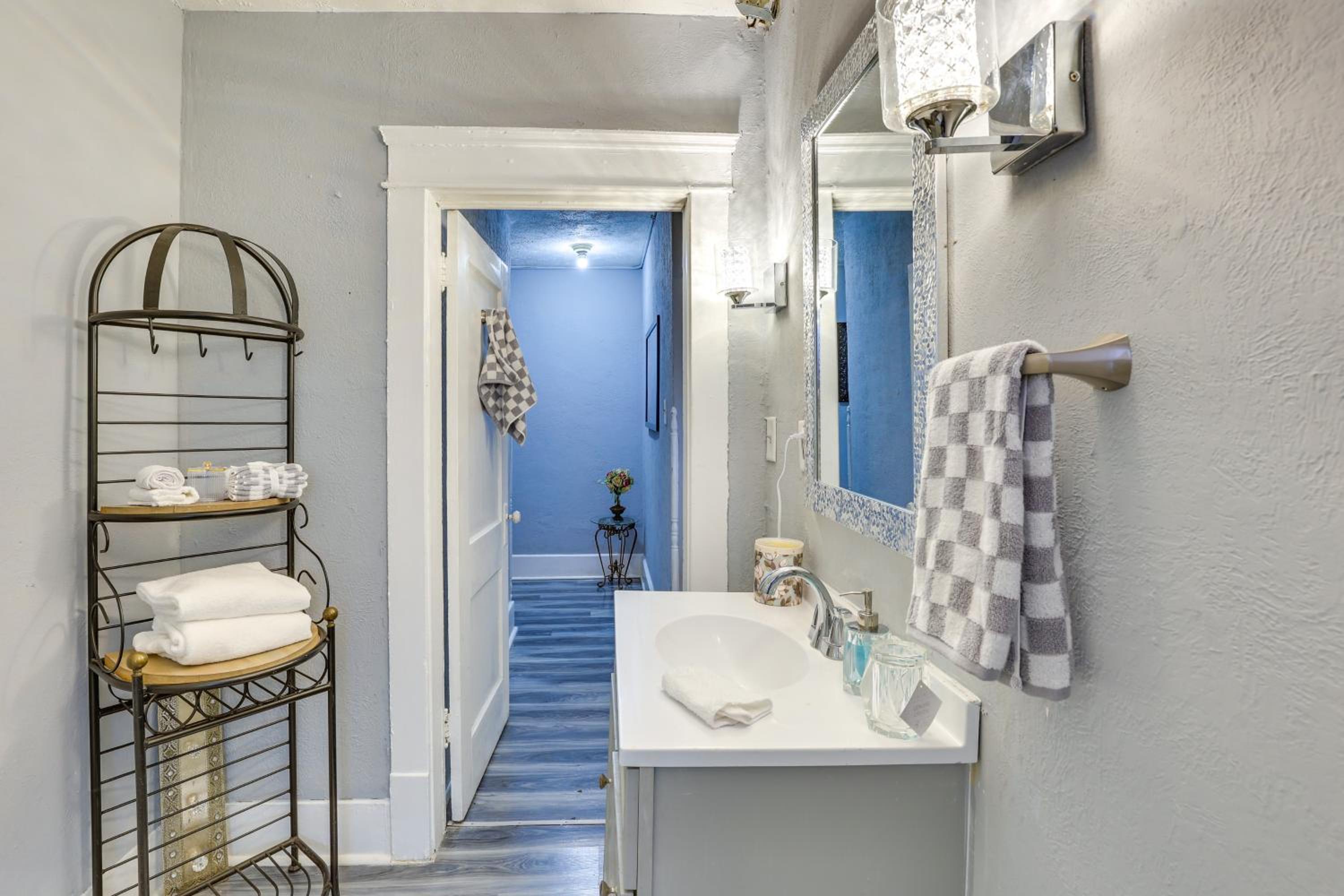 Spacious Condo 4 Mi to Pro Football Hall of Fame!