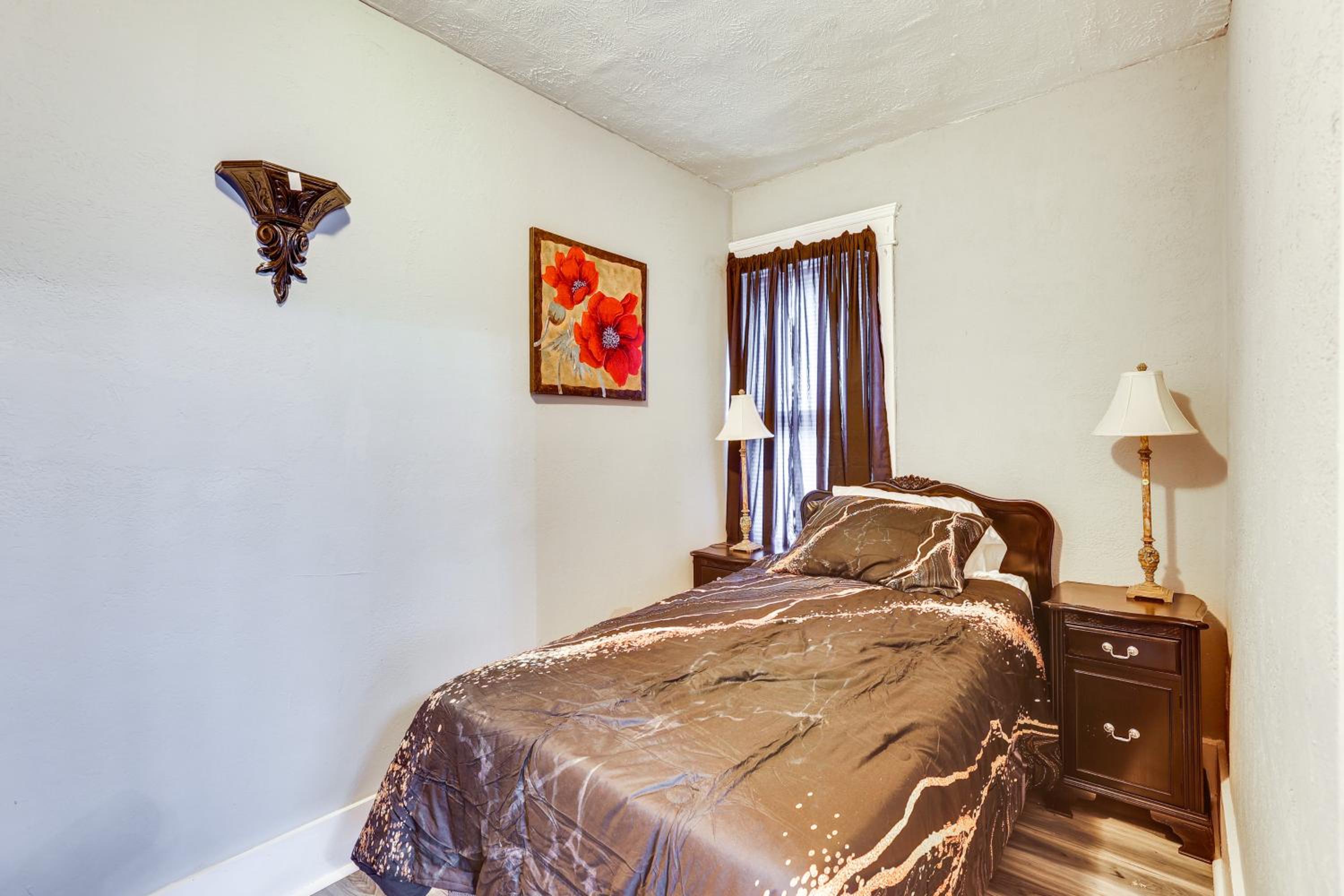 Spacious Condo 4 Mi to Pro Football Hall of Fame!