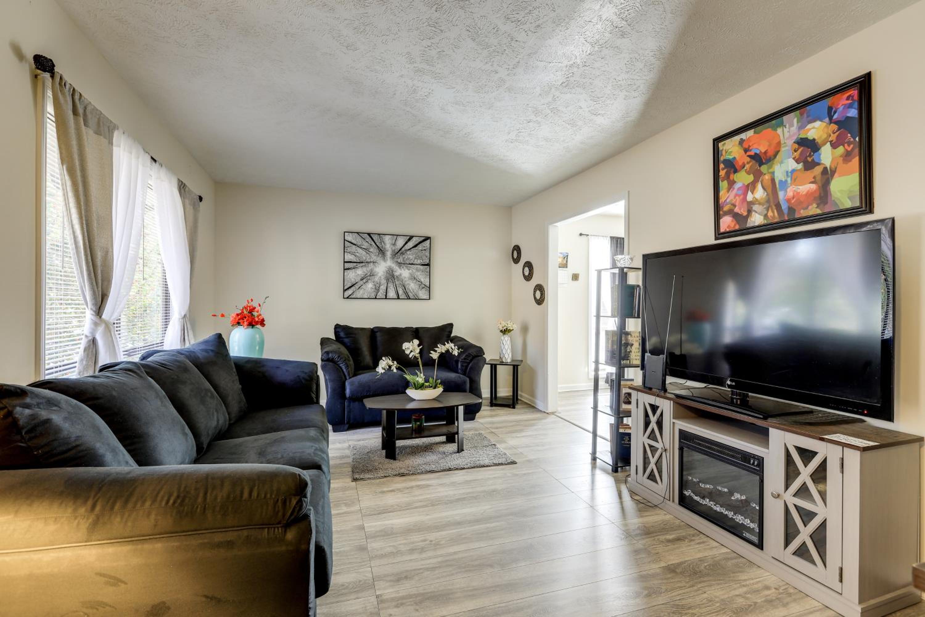 Easy Hwy Access to ATL Work-Ready Riverdale Home