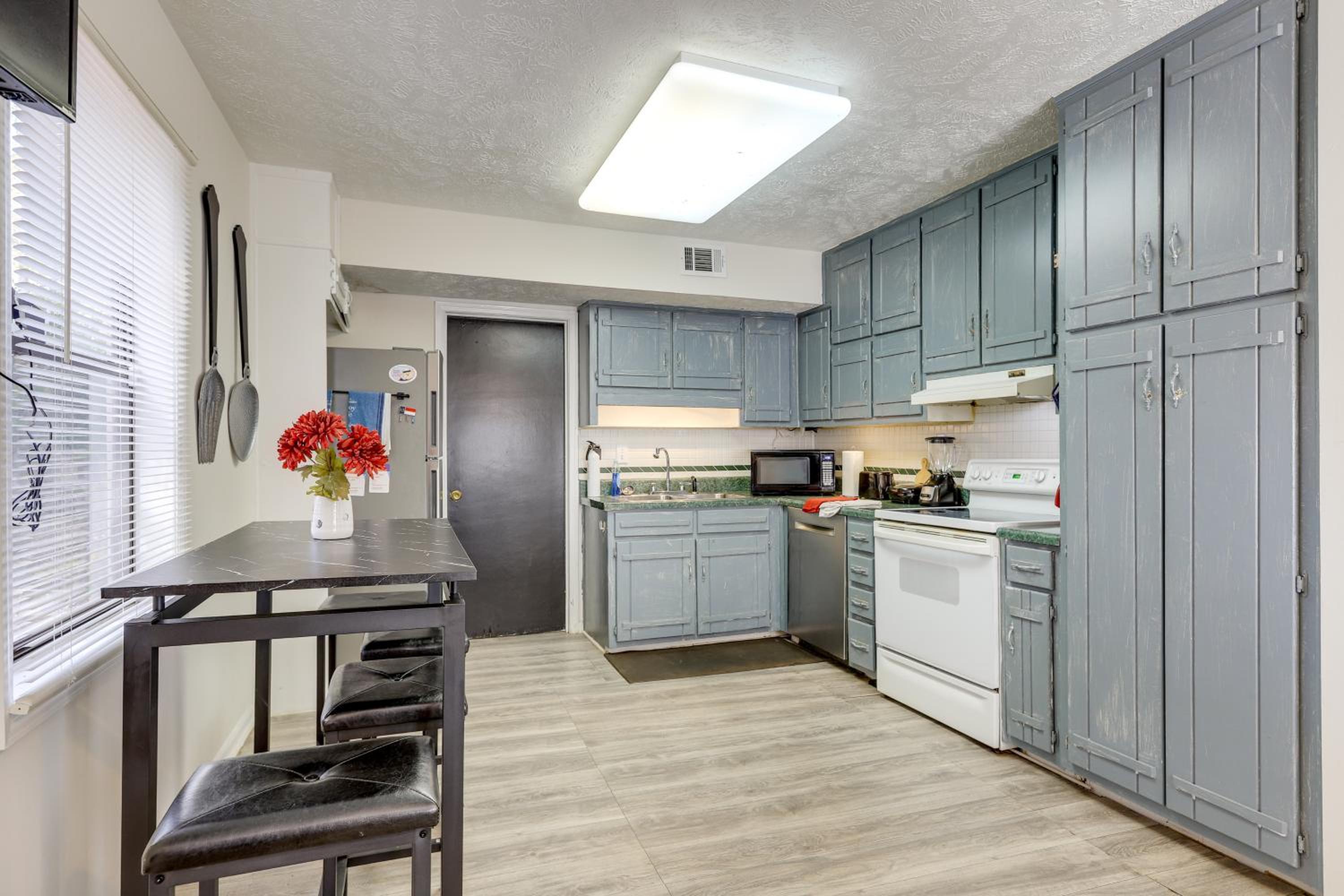 Easy Hwy Access to ATL Work-Ready Riverdale Home
